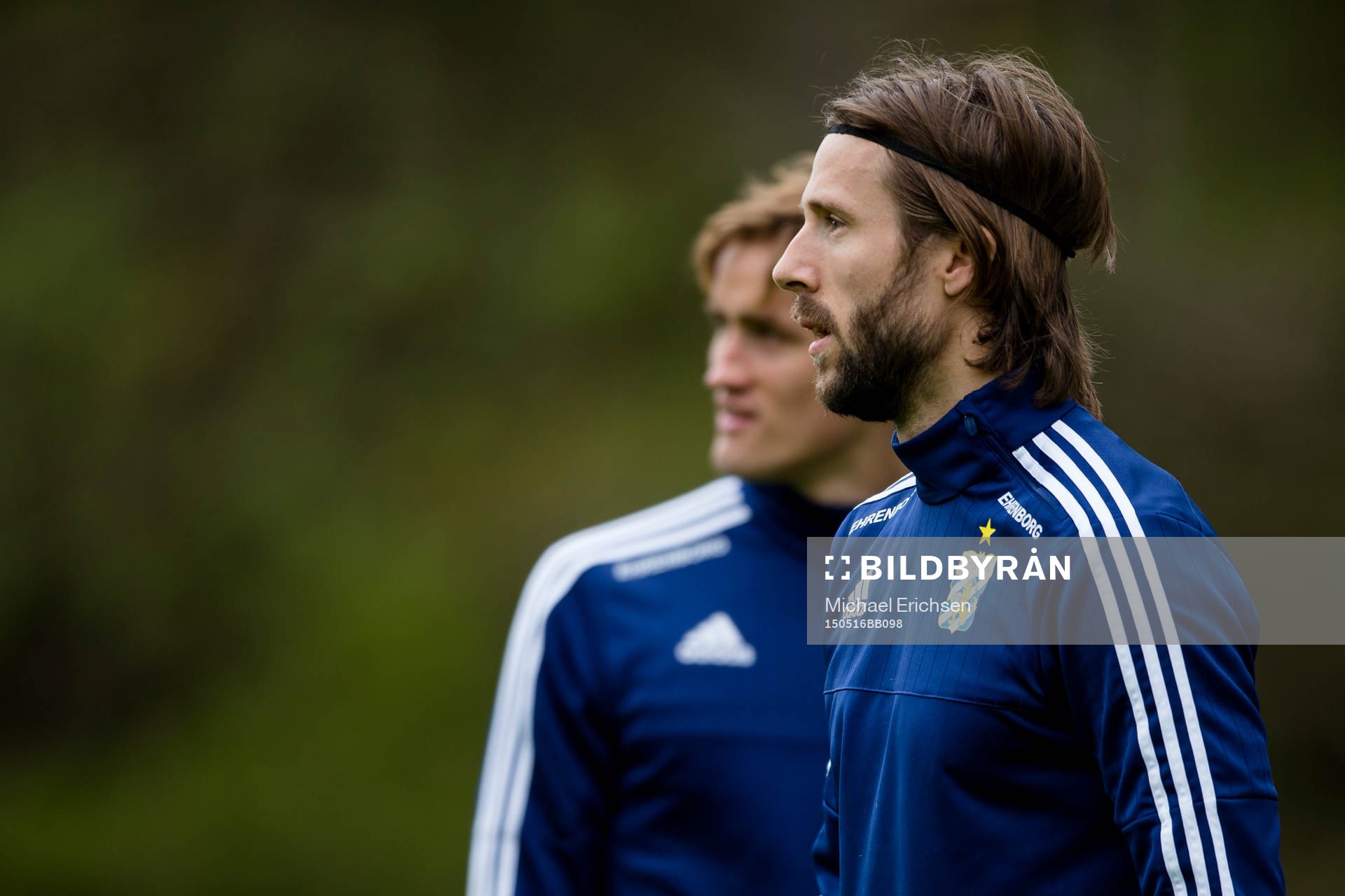 IFK Göteborgs Mattias Bjärsmyr och Thomas Rogne strax bakom under en fotbollsträning med IFK Göteborg den 16 maj 2015 i Göteborg.