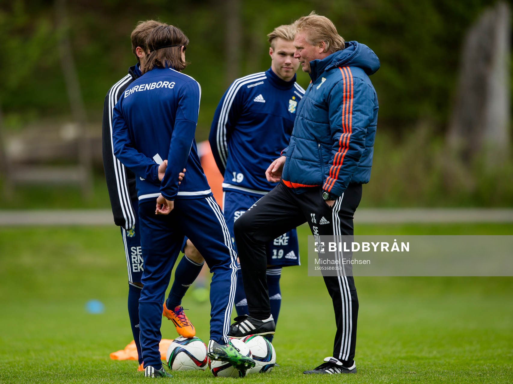 IFK Göteborgs tränare Jörgen Lennartsson pratar med Emil Salomonsson, Lasse Vibe och Gustav Engvall under en fotbollsträning med IFK Göteborg den 16 maj 2015 i Göteborg.