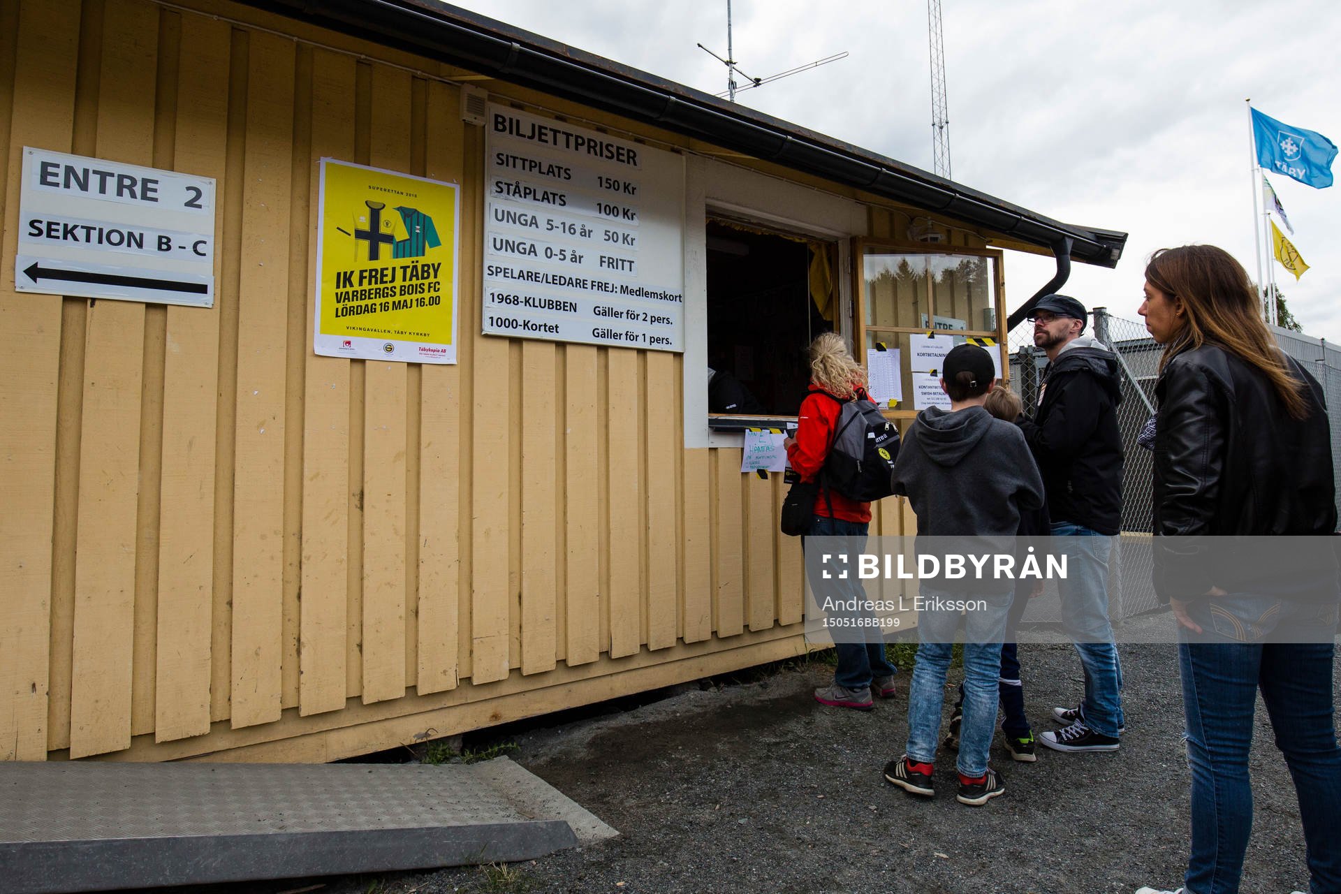 Publiken köper biljetter till fotbollsmatchen i Superettan mellan Frej Täby och Varberg den 16 maj 2015 i Stockholm. 