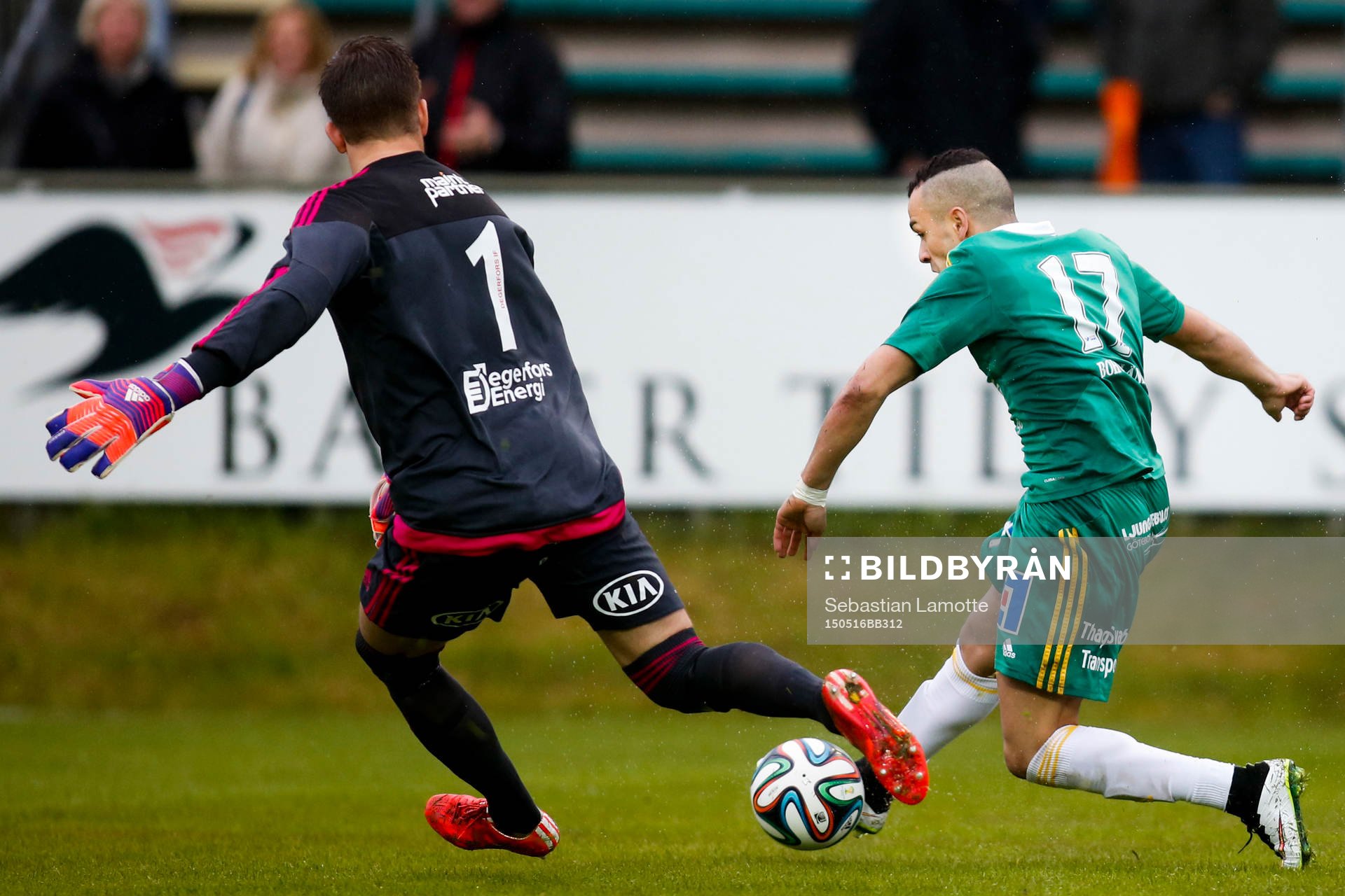Ljungskiles Ahmed El Amrani gör 1-0 bakom Degerfors målvakt August Strömberg under fotbollsmatchen i Superettan mellan Ljungskile och Degerfors den 16 maj 2015 i Ljungskile.