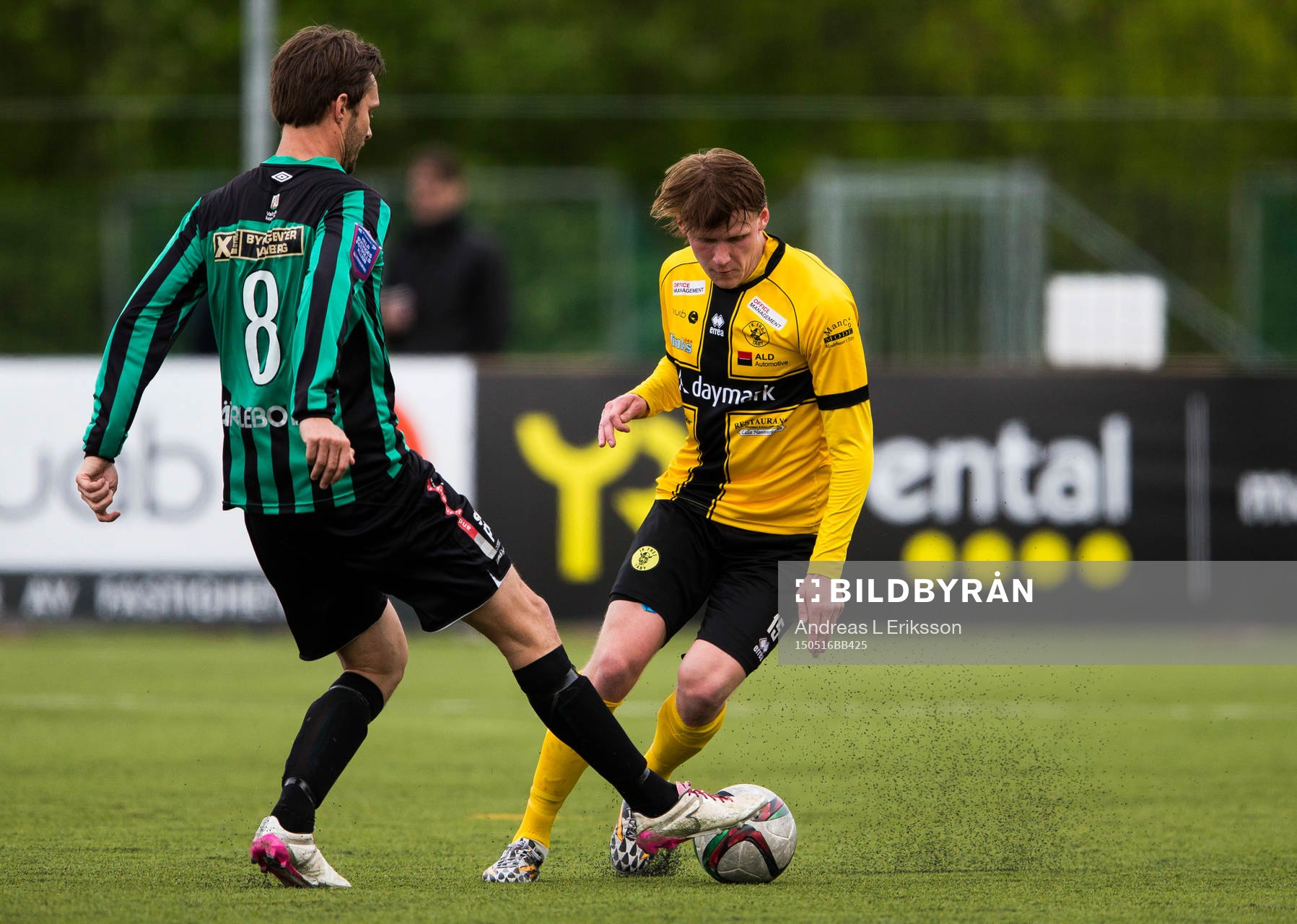 Varbergs Peter Nyström i kamp om bollen med Frej Täbys