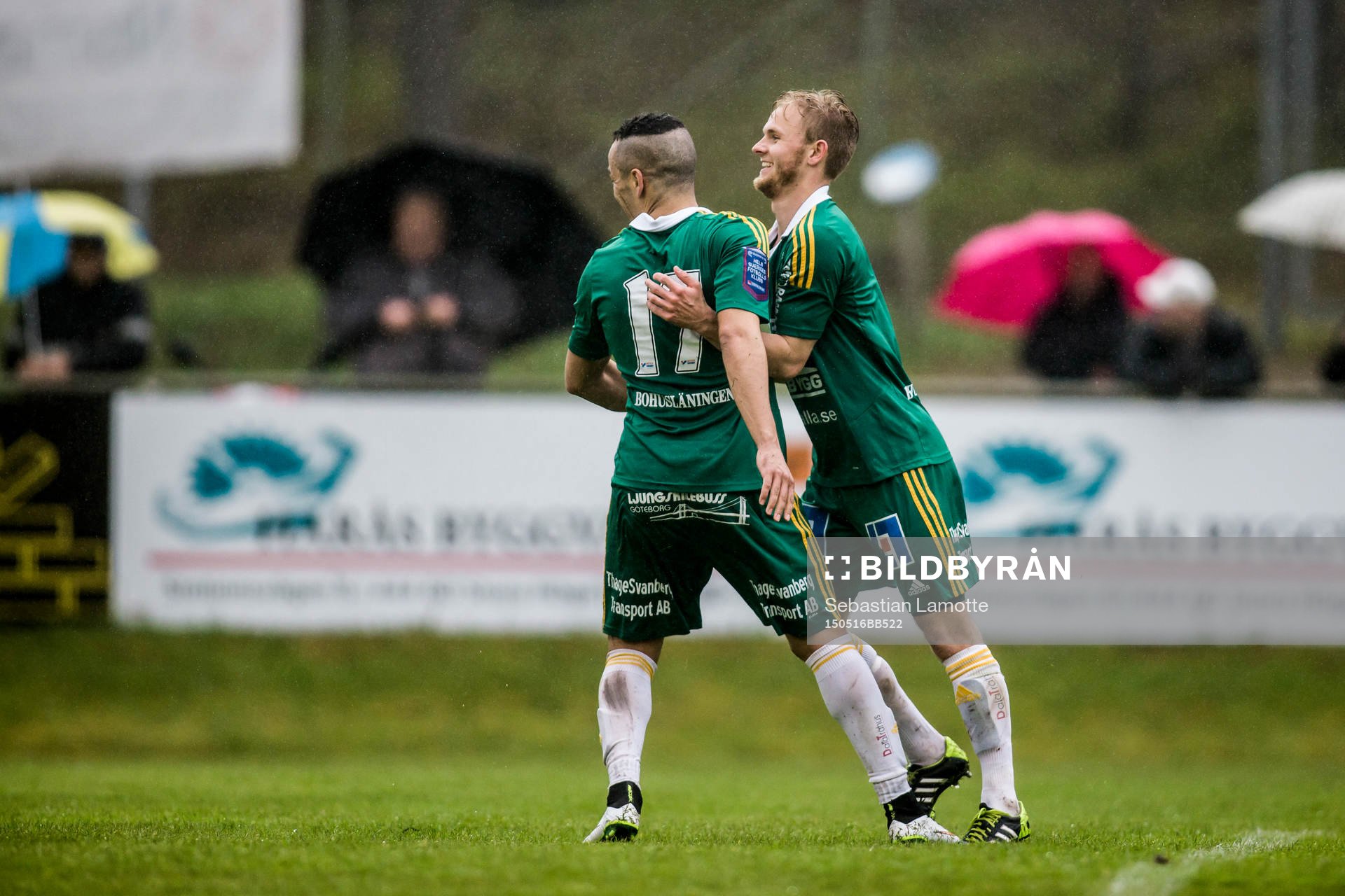 Ljungskiles Ahmed El Amrani  (v) och Niclas Andersén jublar
