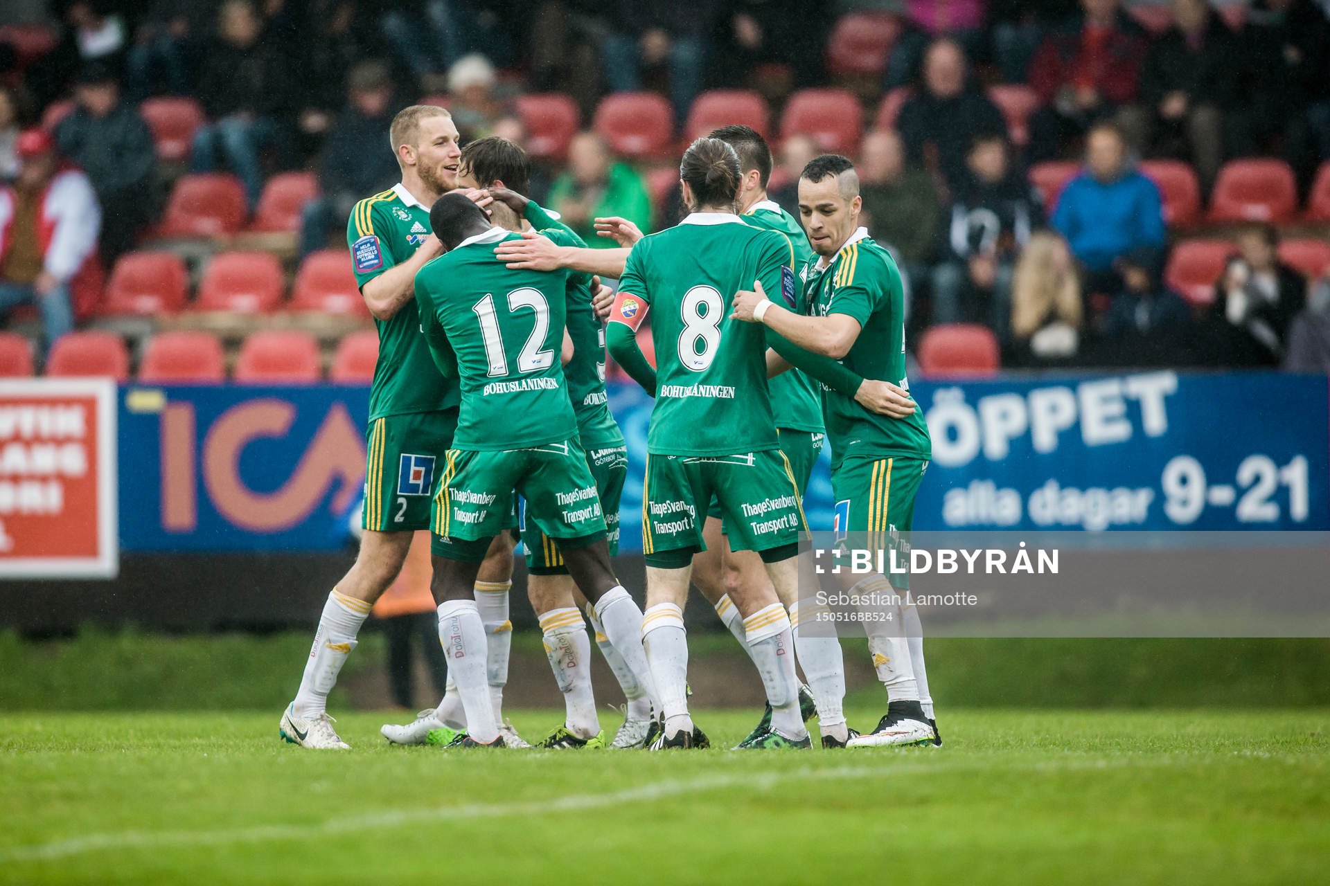 Ljungskiles Niclas Andersén  har gjort 2-0 och jublar med