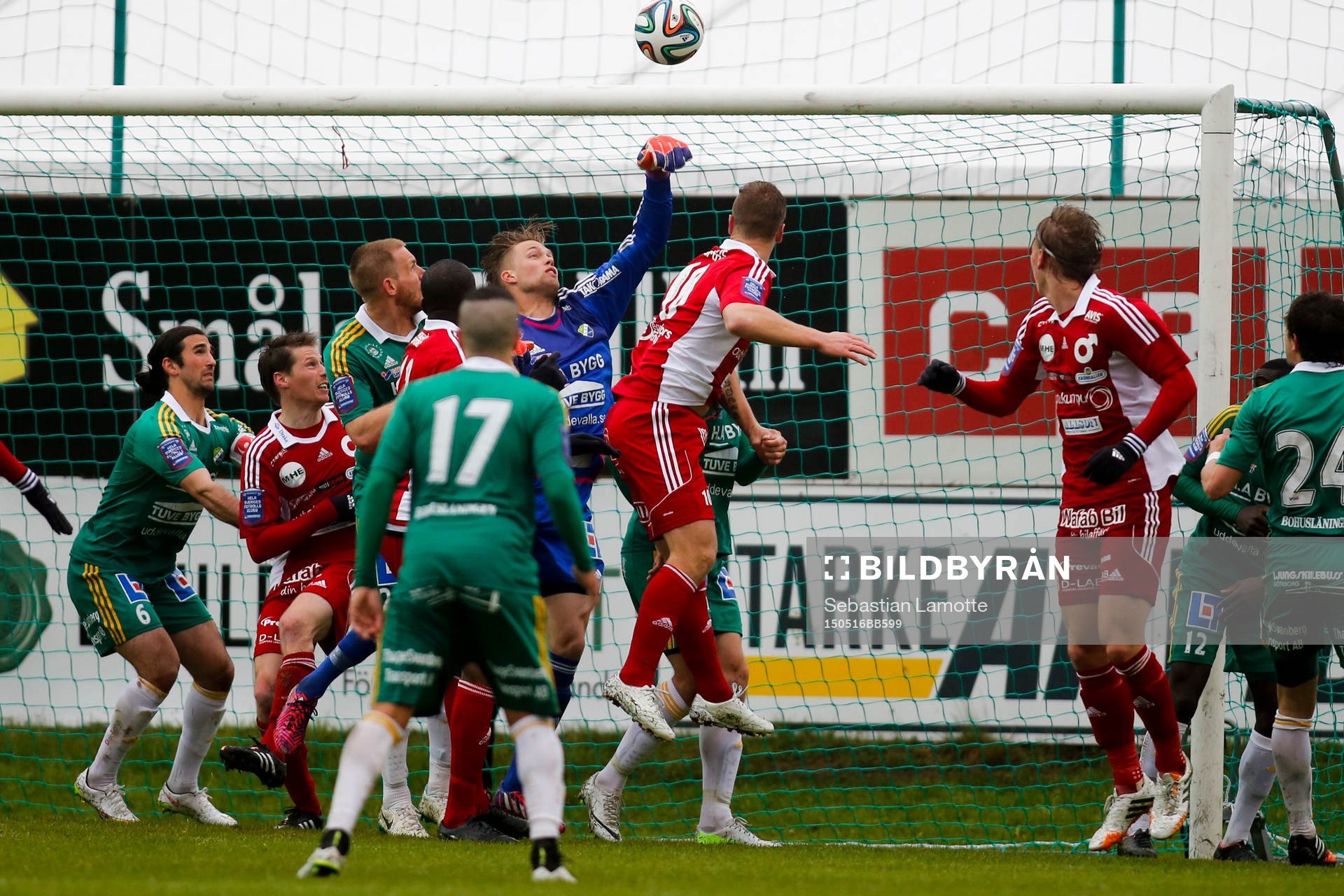 Oroligt framför Ljungskiles mål och bollen går i ribban under fotbollsmatchen i Superettan mellan Ljungskile och Degerfors den 16 maj 2015 i Ljungskile.