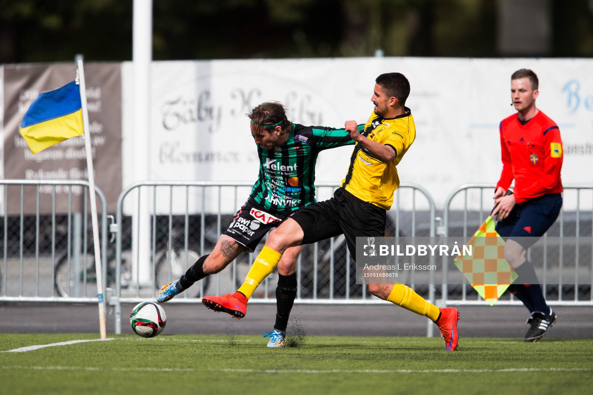 Varbergs David Johannesson med ett inlägg förbi Frej Täbys Viktor Lövgren under fotbollsmatchen i Superettan mellan Frej Täby och Varberg den 16 maj 2015 i Stockholm.