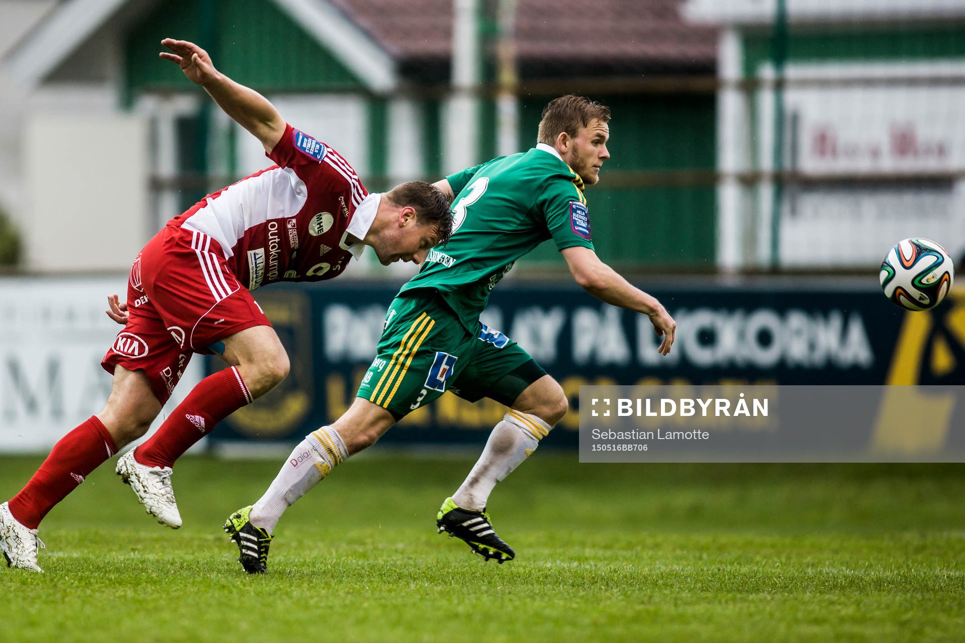 Ljungskiles Niclas Andersén  med bollen