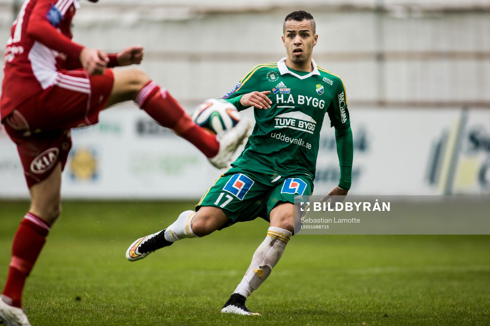 Ljungskiles Ahmed El Amrani  tittar på bollen