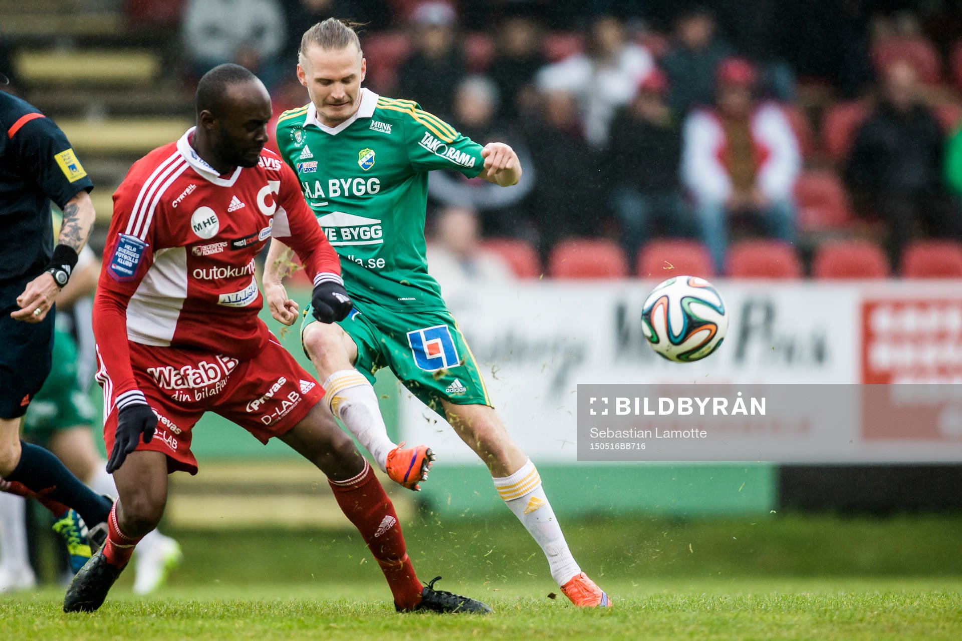 Degerfors Boris Lumbana (v) och Ljungskiles Jonas Lindberg (h) under fotbollsmatchen i Superettan mellan Ljungskile och Degerfors den 16 maj 2015 i Ljungskile.
