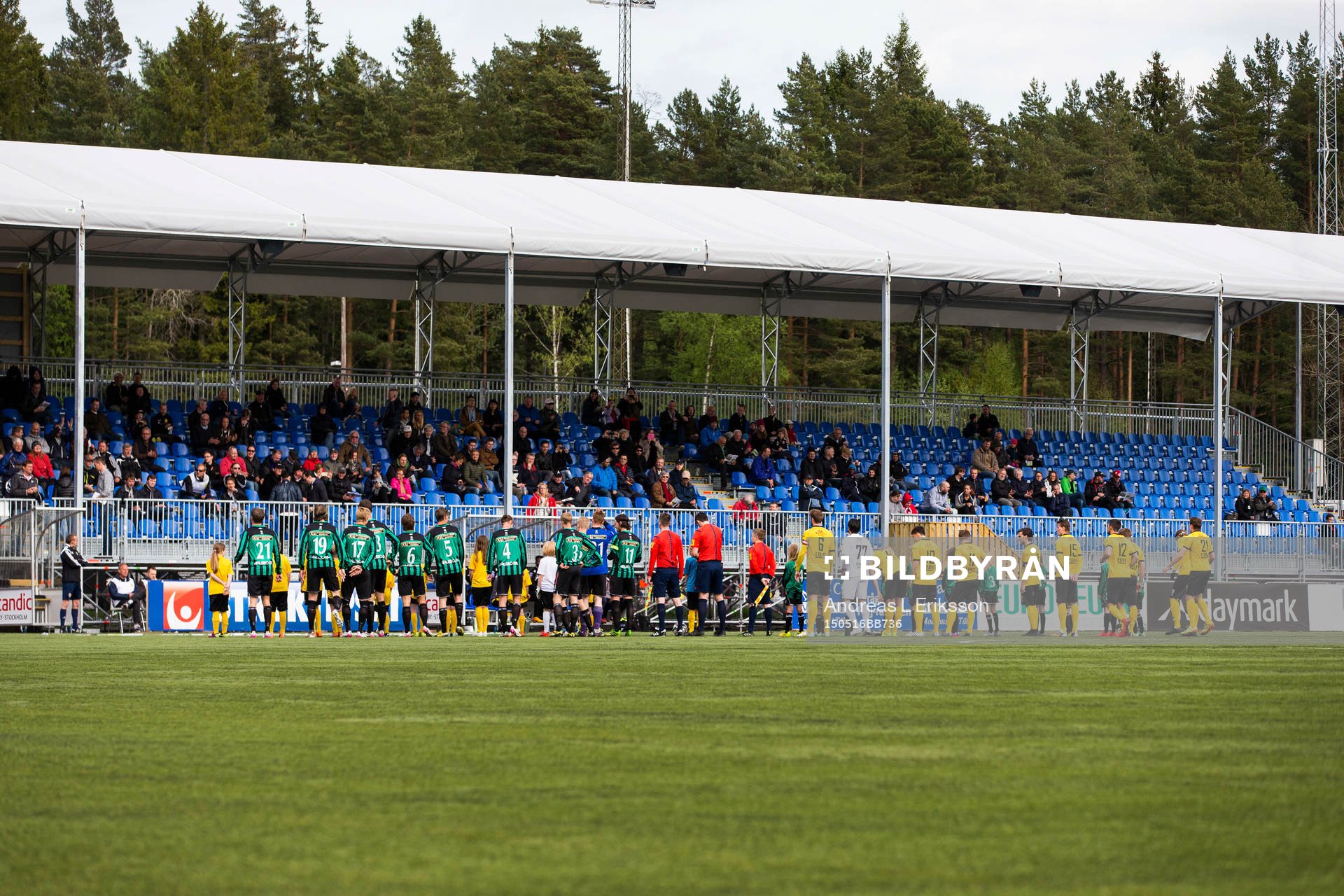 Spelare och domare ställer upp sig för presentation innan