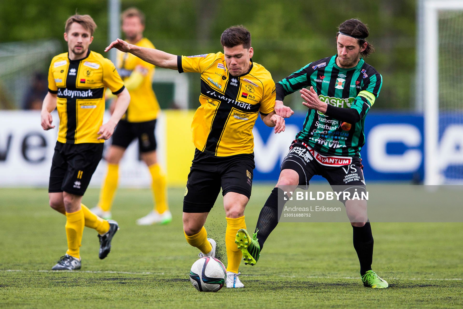 Frej Täbys Matias Ledezma i kamp om bollen med Varbergs Robin Tranberg under fotbollsmatchen i Superettan mellan Frej Täby och Varberg den 16 maj 2015 i Stockholm.