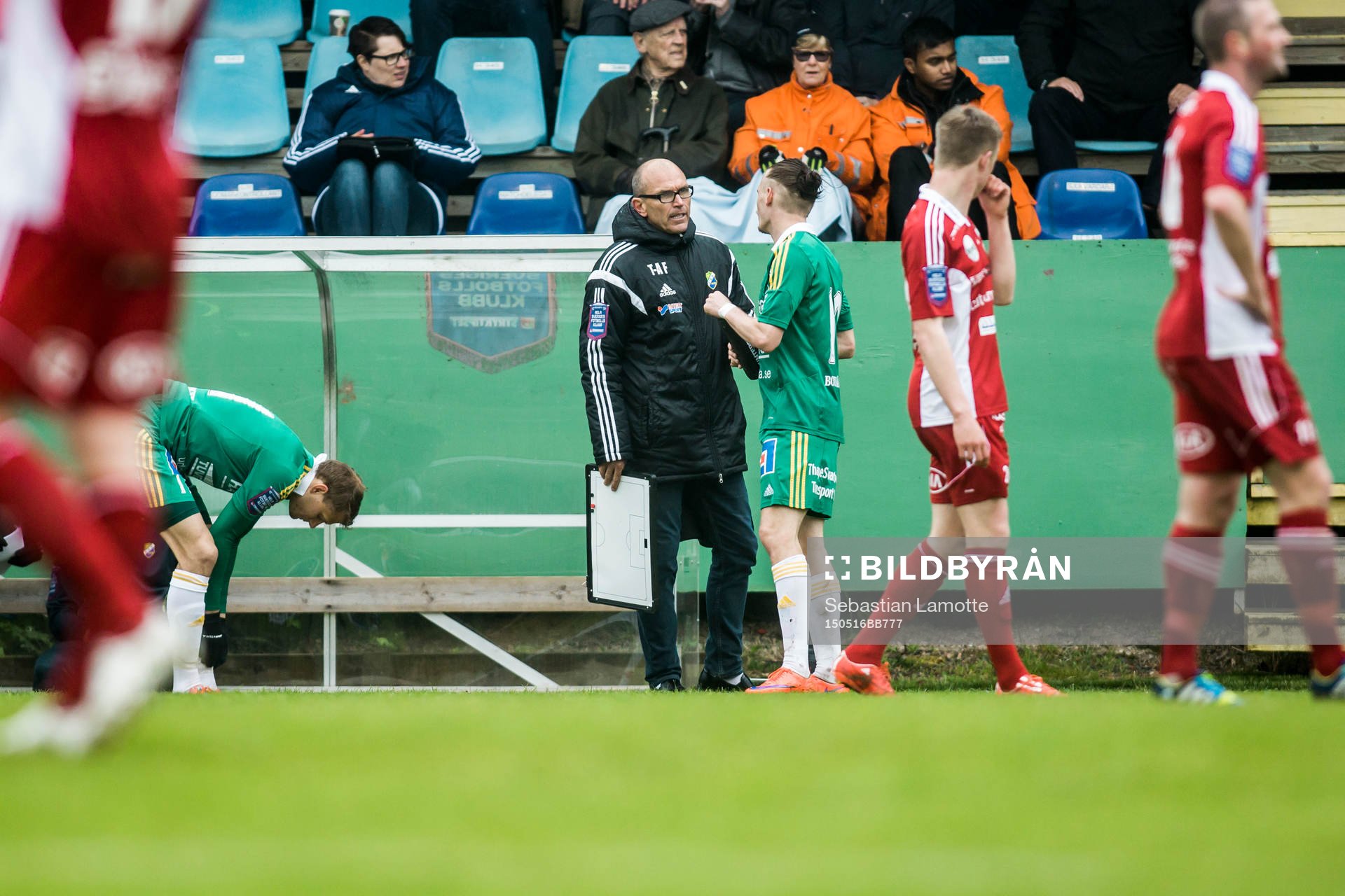 Ljungskiles tränare Tor-Arne Fredheim diskuterar med Jonas