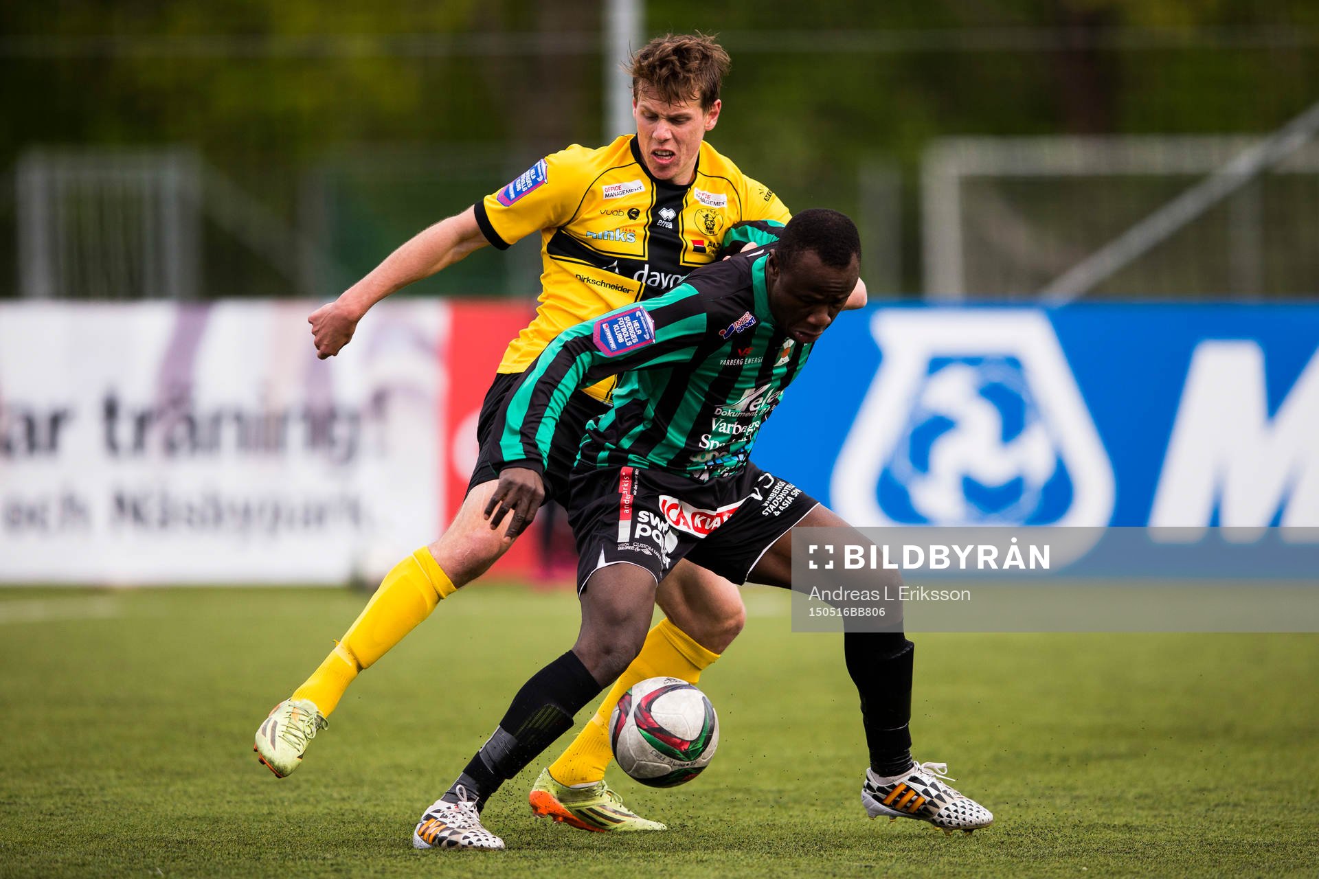 Frej Täbys Philip Wiström försvarar sig mot Varbergs