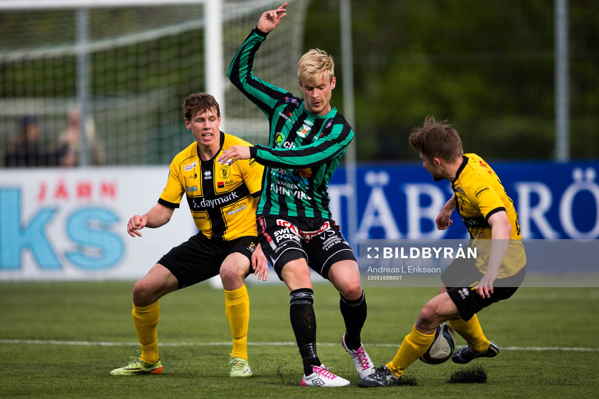 Frej Täbys Philip Wiström (h) och Adam Gradén (h) i kamp