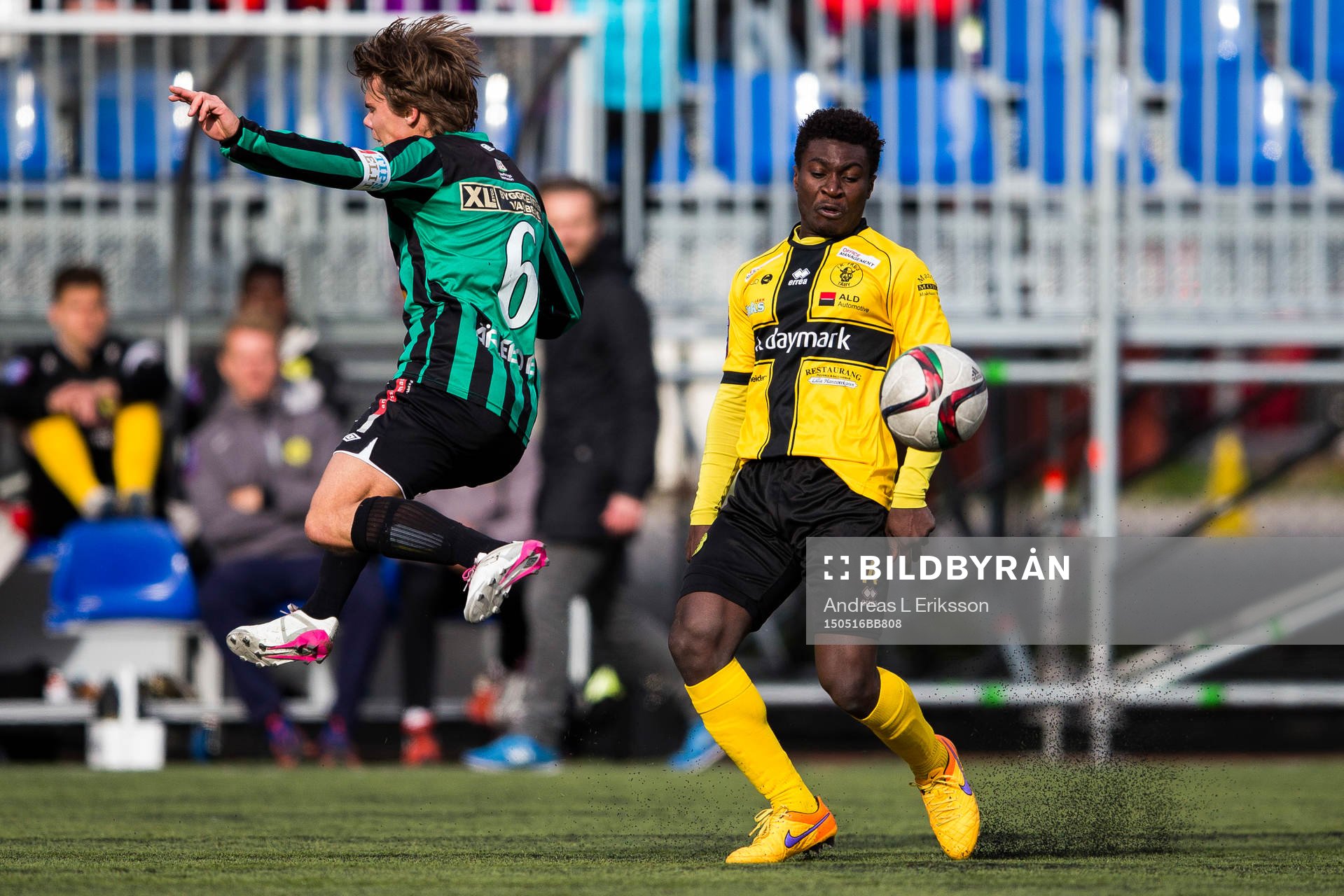 Varbergs Elias Andersson och Frej Täbys Dominic Oduro under fotbollsmatchen i Superettan mellan Frej Täby och Varberg den 16 maj 2015 i Stockholm.