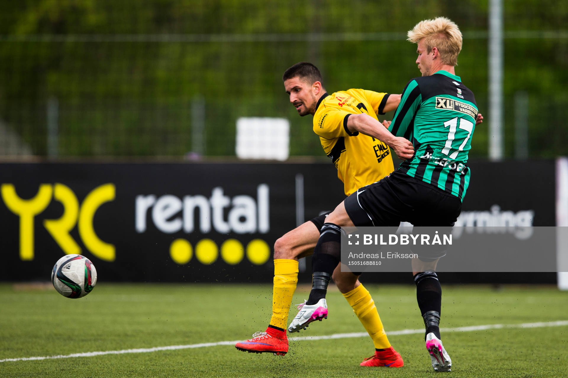 Frej Täbys Viktor Lövgren håller undan Varbergs Mats