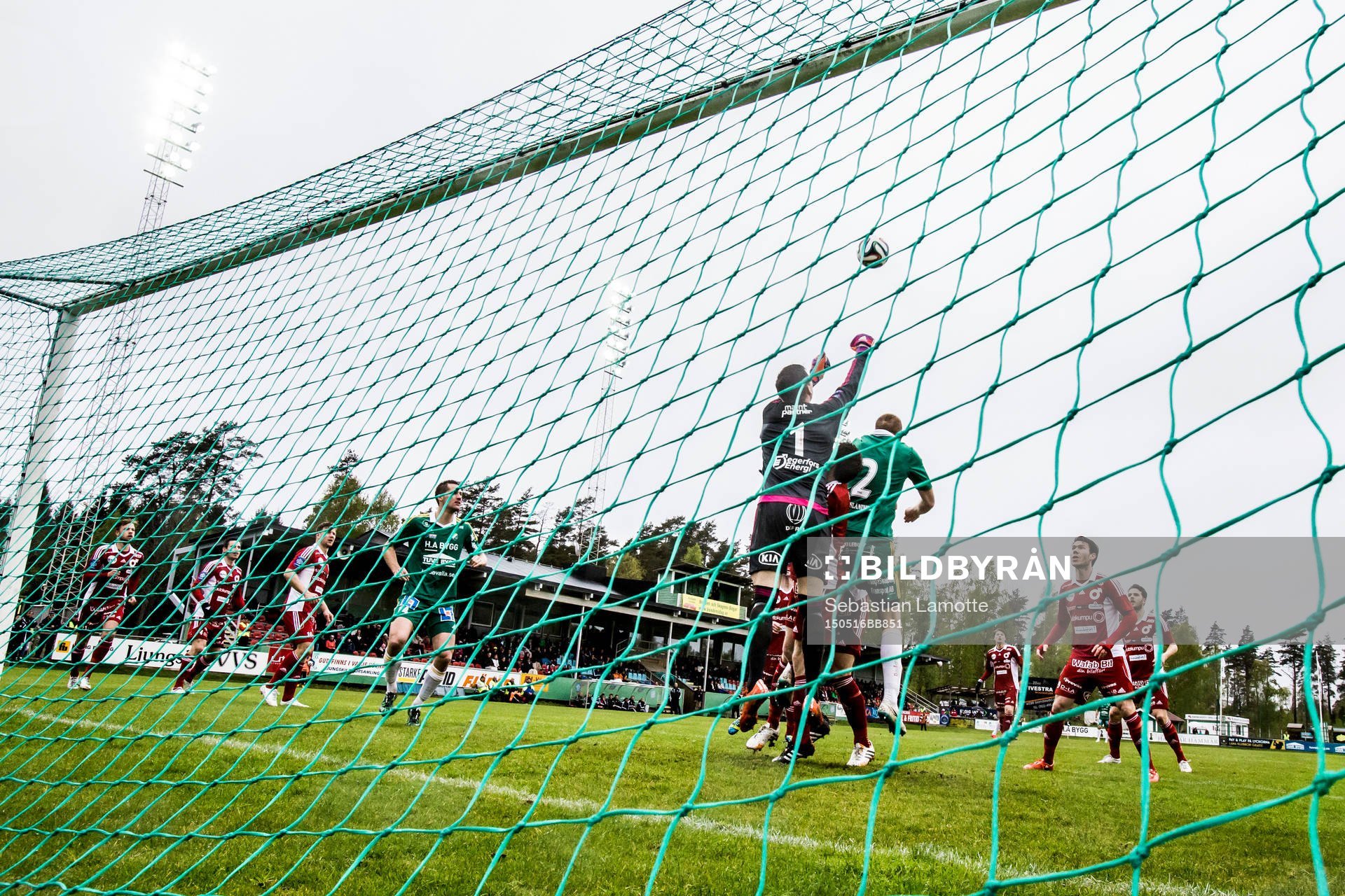 Degerfors målvakt August Strömberg boxar undan en hörna
