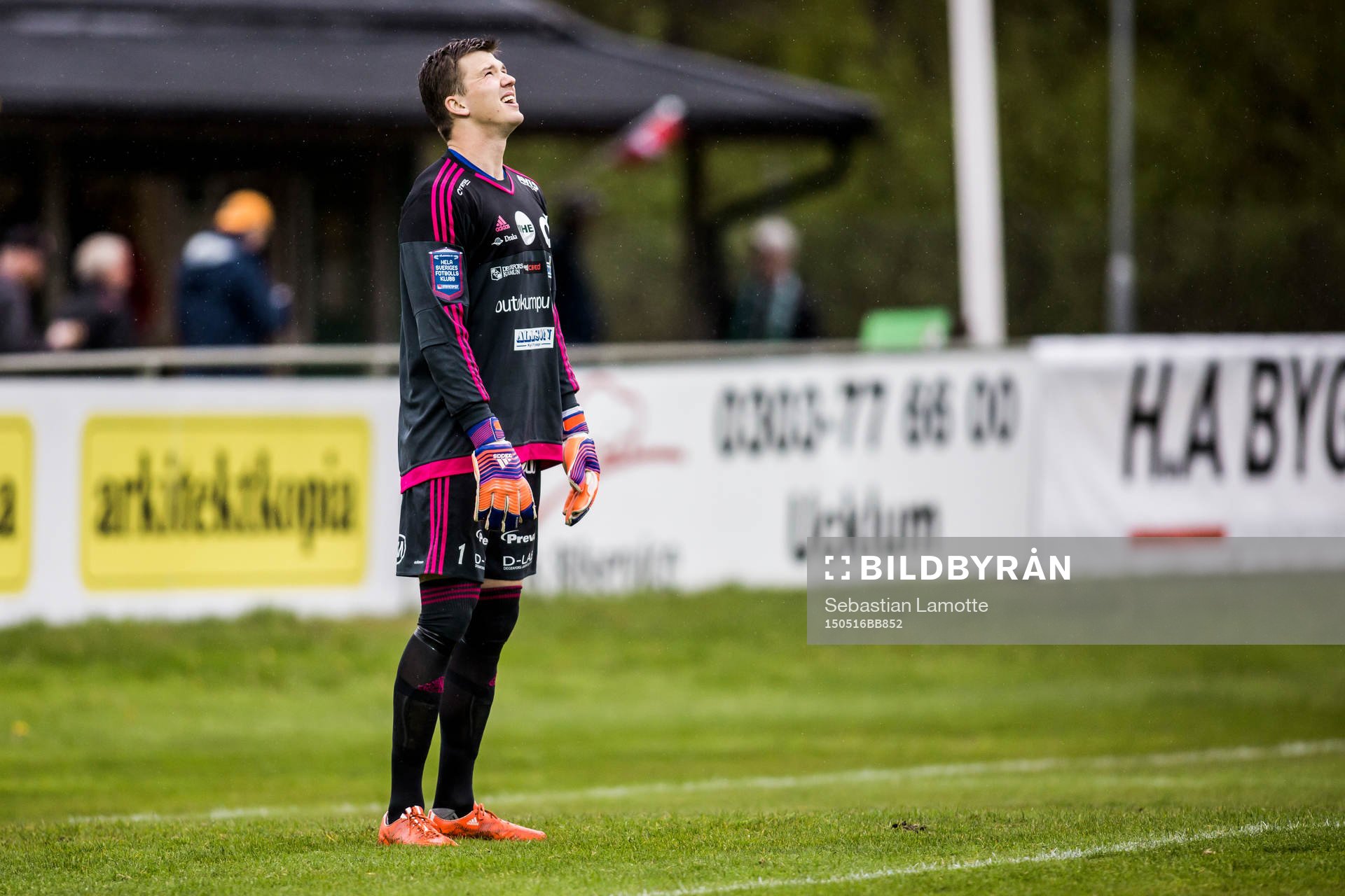 Degerfors målvakt August Strömberg deppar