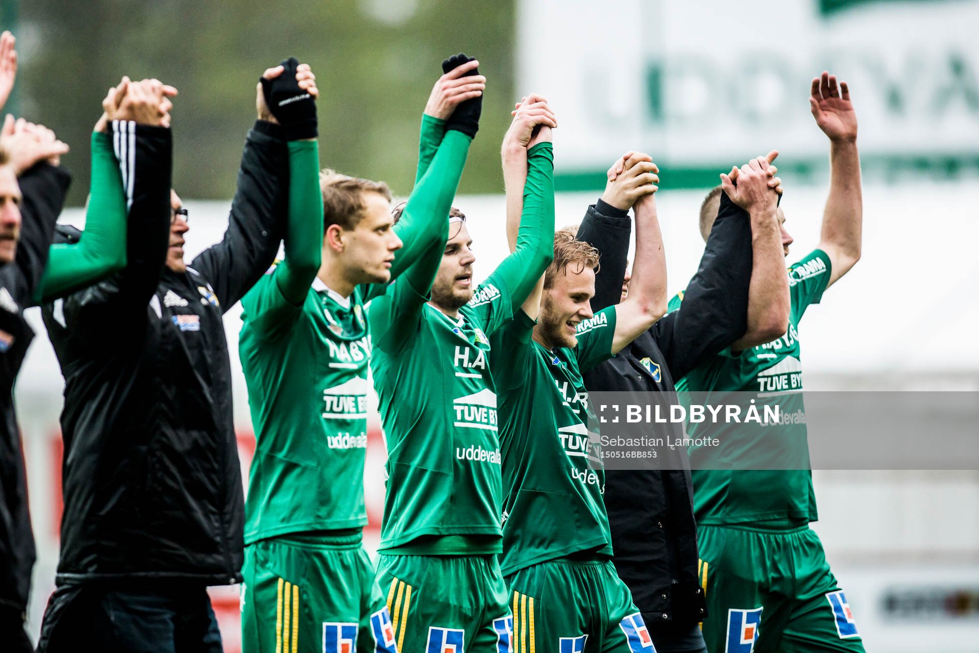 Ljungskiles spelare  tackar publiken
