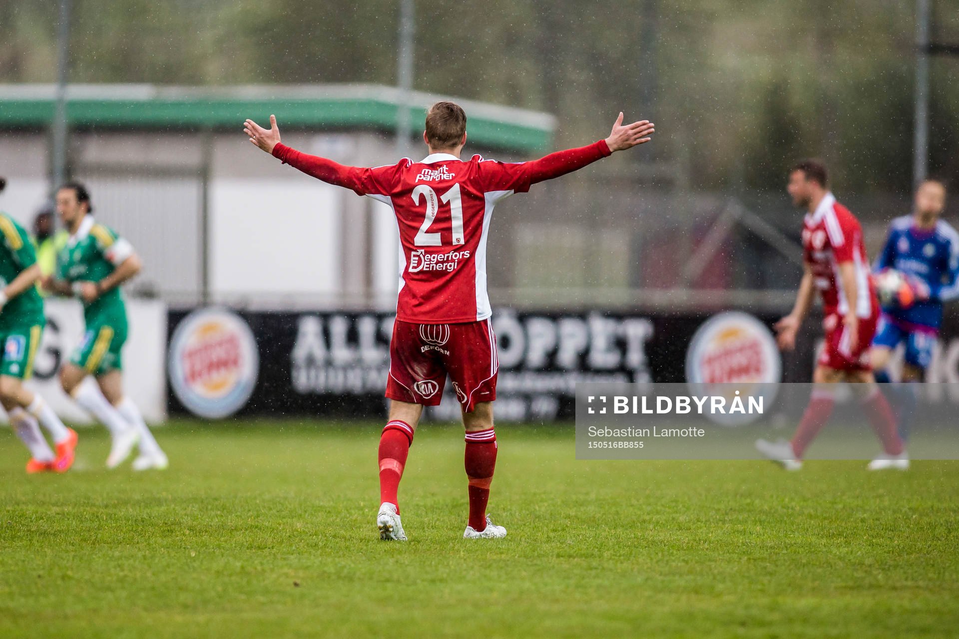 Degerfors Daniel Sundgren slår ut med armarna och vill ha