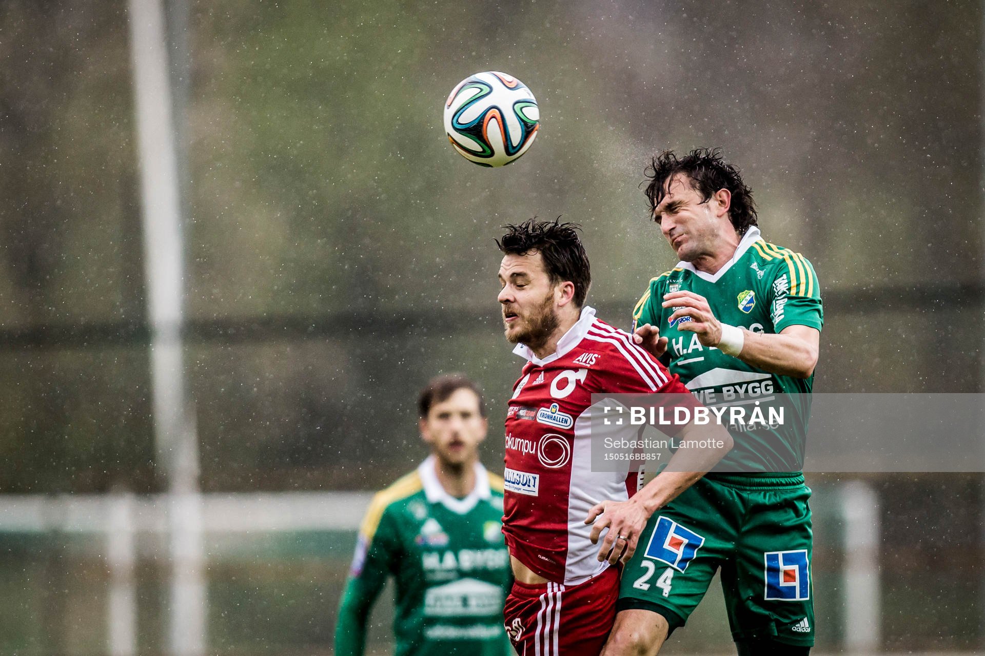 Degerfors Andreas Holmberg i nickduell med Ljungskiles Aleksandar Kitic (h) under fotbollsmatchen i Superettan mellan Ljungskile och Degerfors den 16 maj 2015 i Ljungskile.