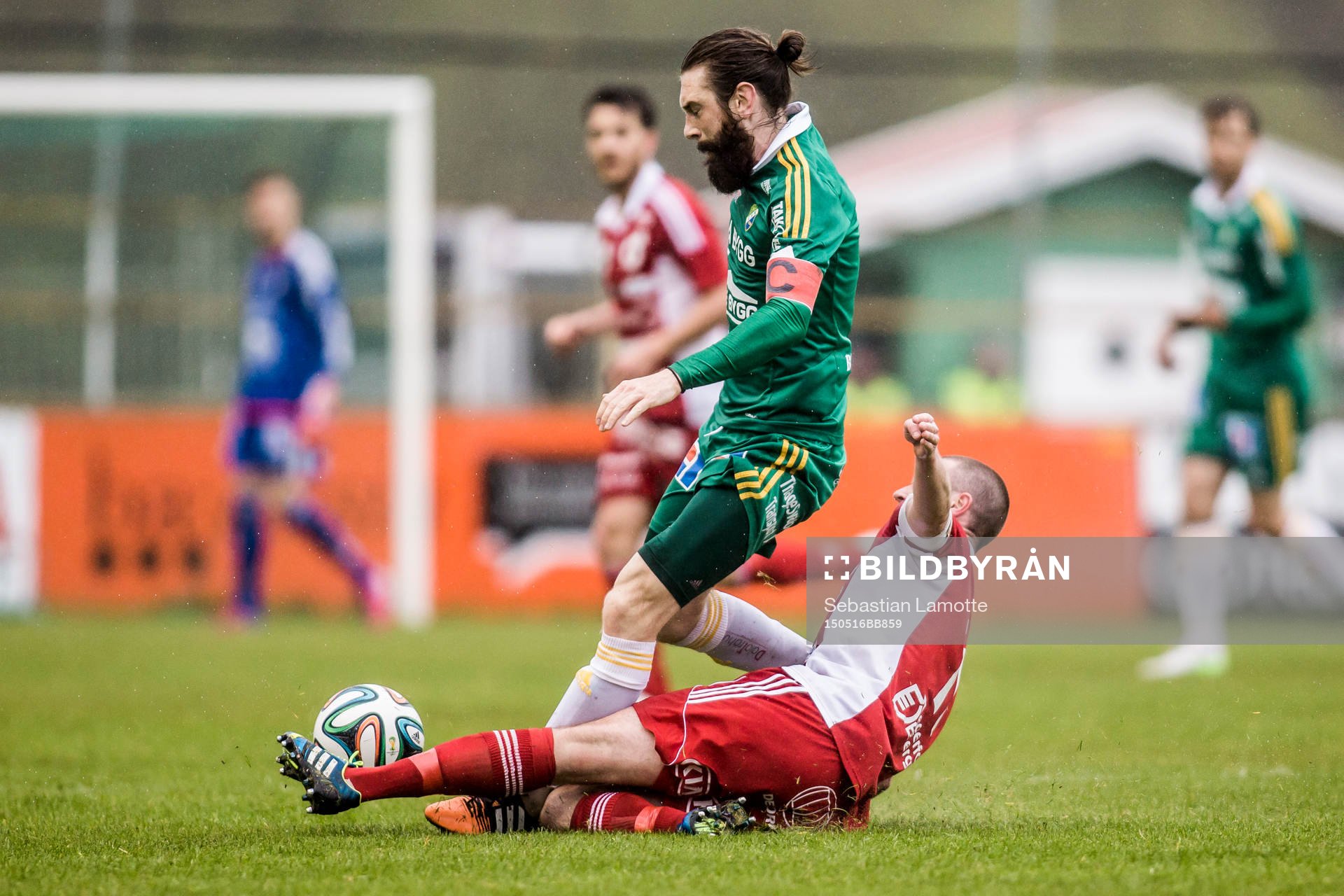 Degerfors Tobias Solberg tacklar Ljungskiles Marcus