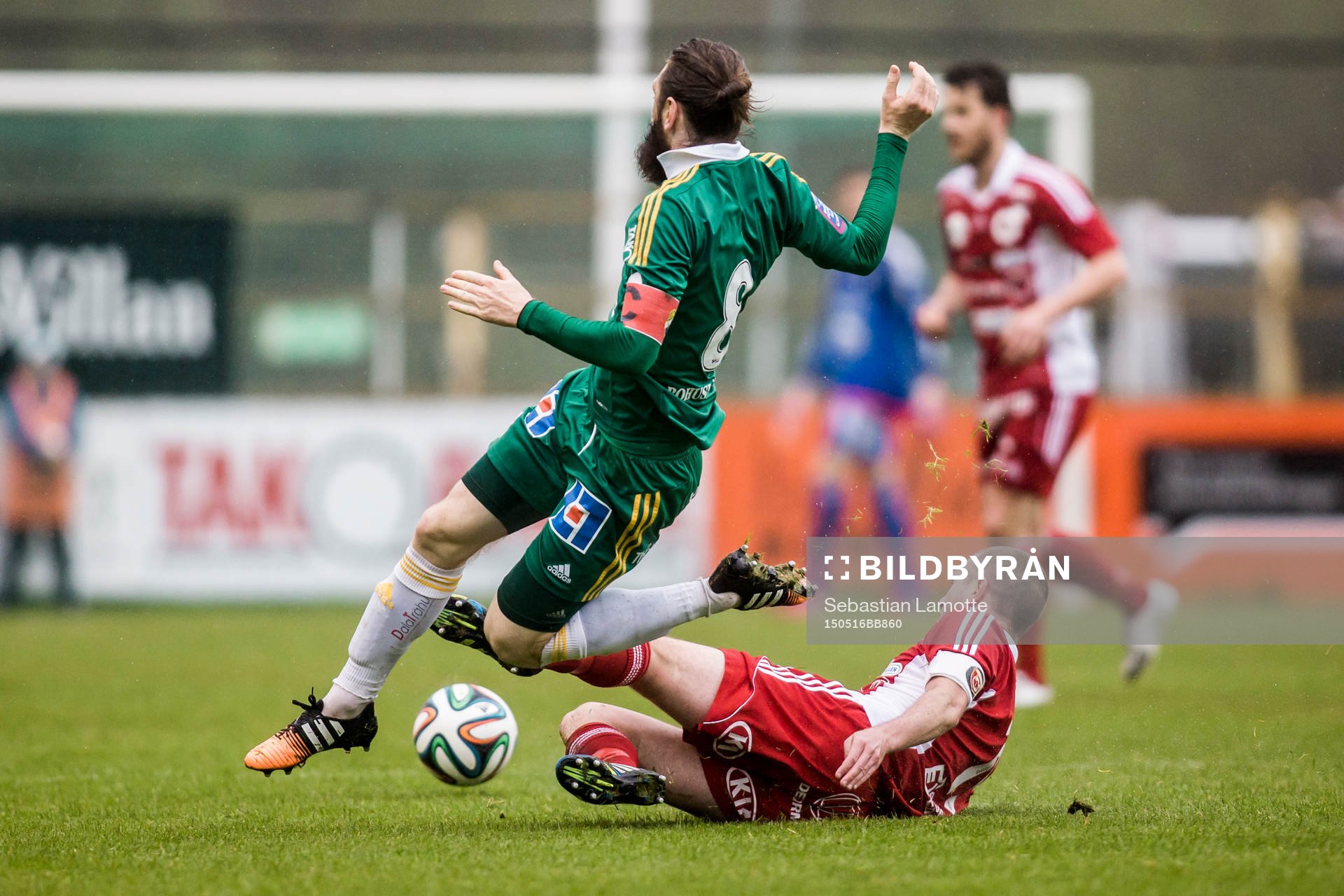 Degerfors Tobias Solberg tacklar Ljungskiles Marcus