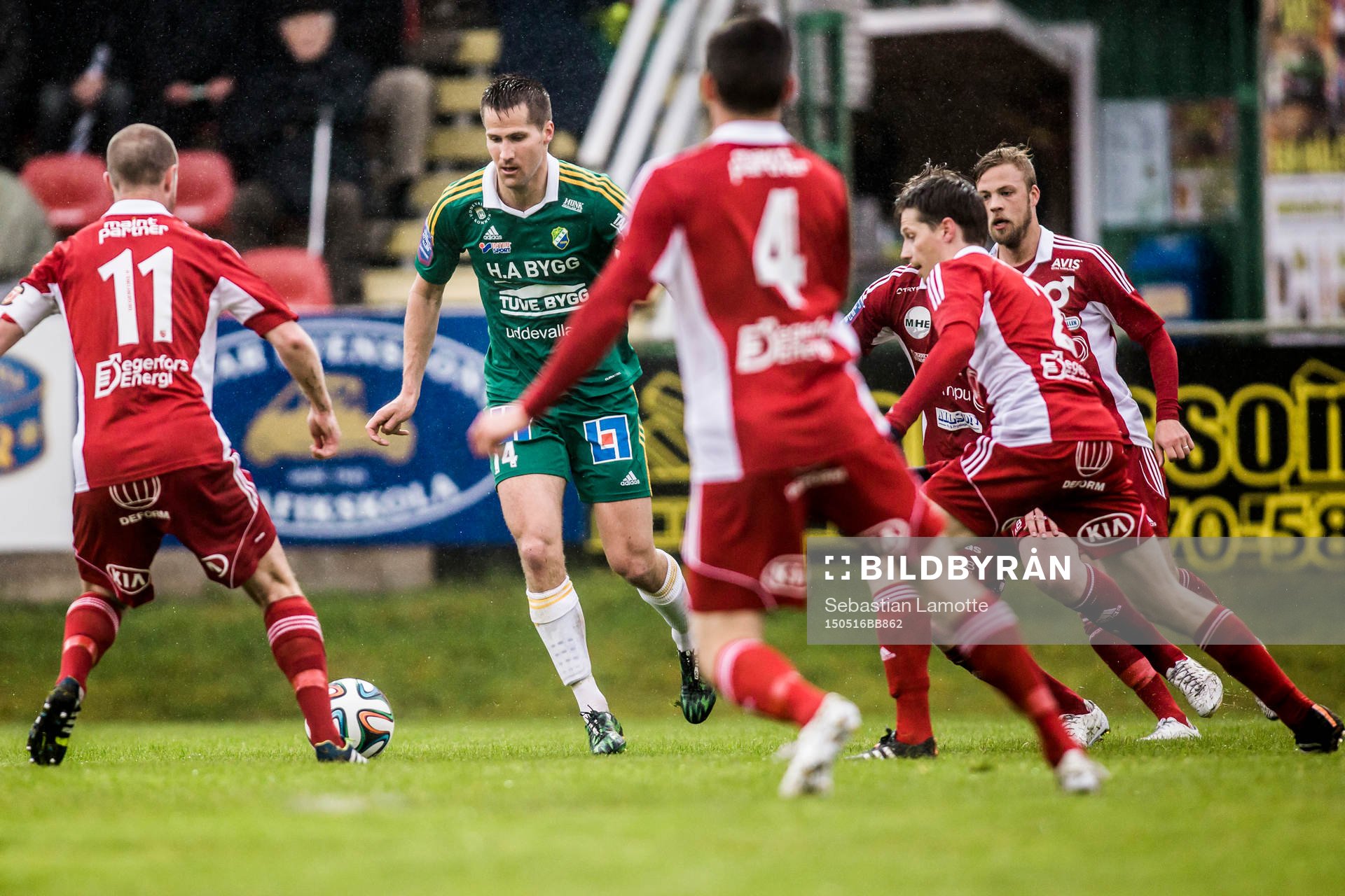 Ljungskiles Gabriel Altemark-Vanneryr med boll