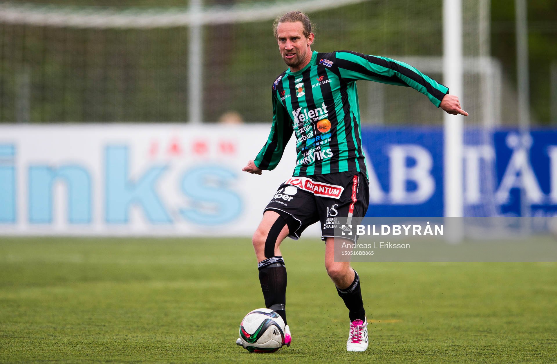 Varbergs Thommie Persson med bollen