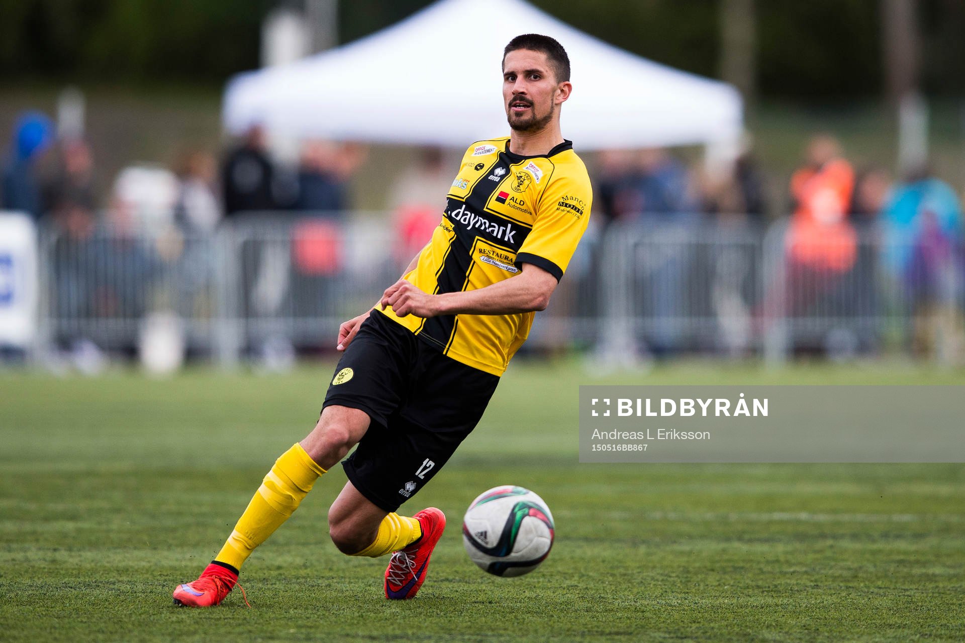 Frej Täbys Viktor Lövgren med bollen under fotbollsmatchen i Superettan mellan Frej Täby och Varberg den 16 maj 2015 i Stockholm. 