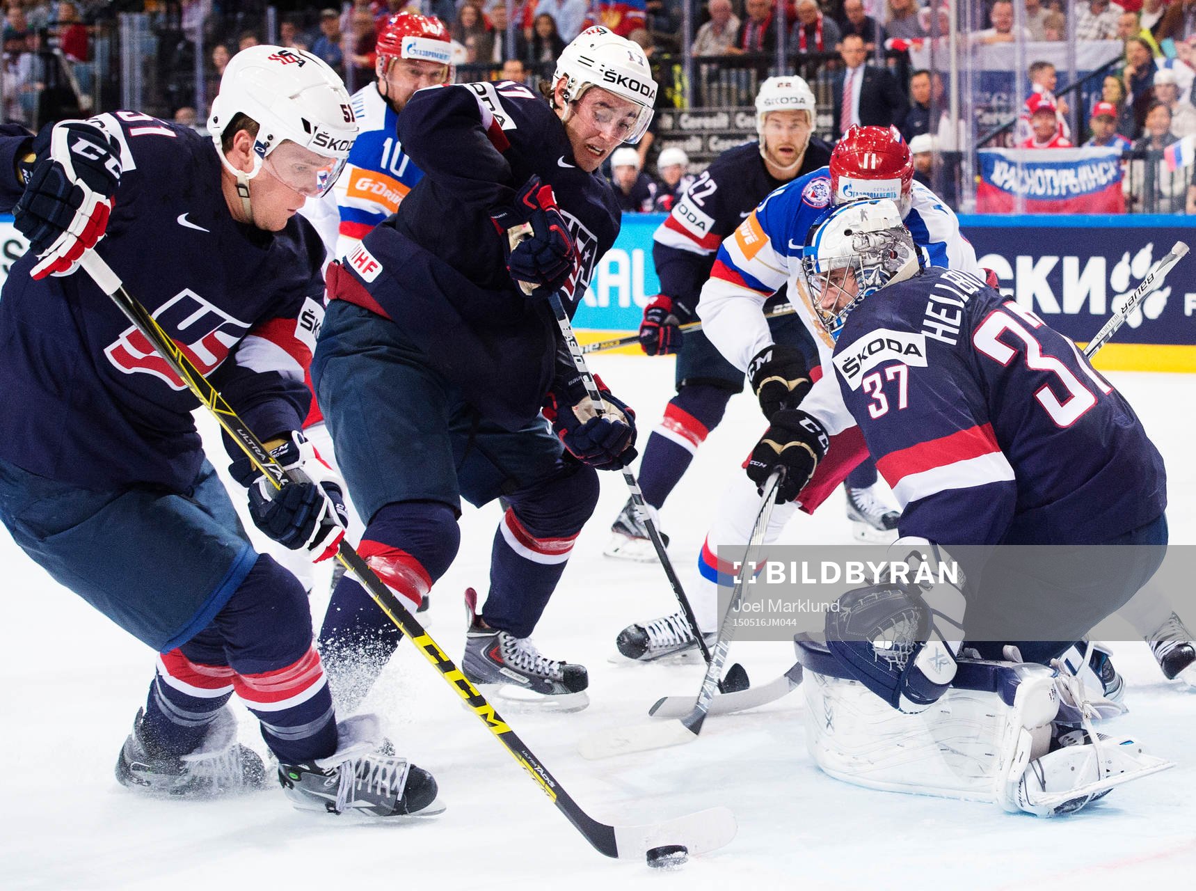 s Jake Gardiner, John Moore Jr och målvakt Connor
