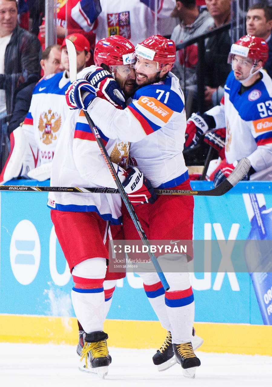 Rysslands Alexander Ovechkin och Ilya Kovalchuk kramar om