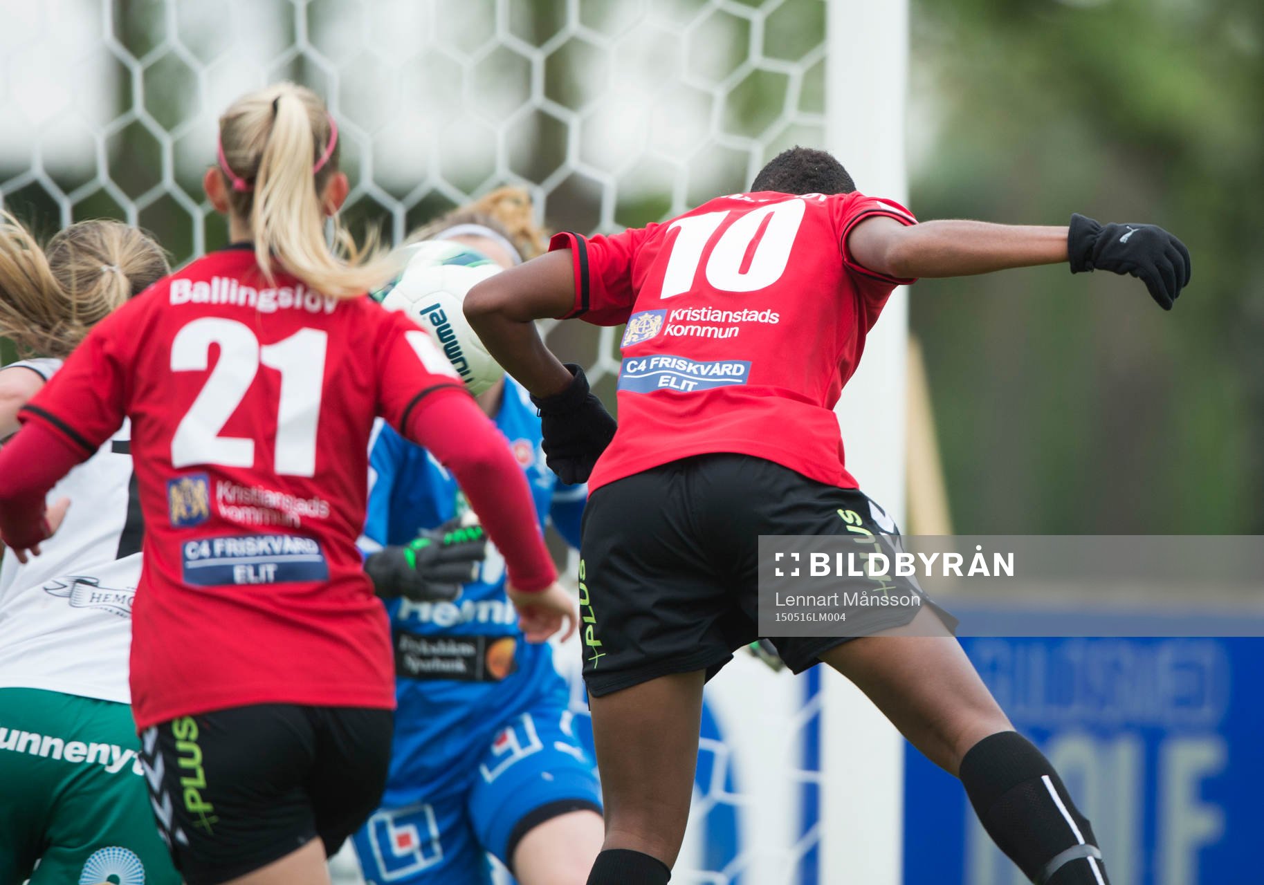 Kristianstads Ida Rebecca Guehai nickar in segermålet 2-1 i matchen i damallsvenskan mellan Kristianstad och Mallbacken i Kristianstad 16 maj 2015.