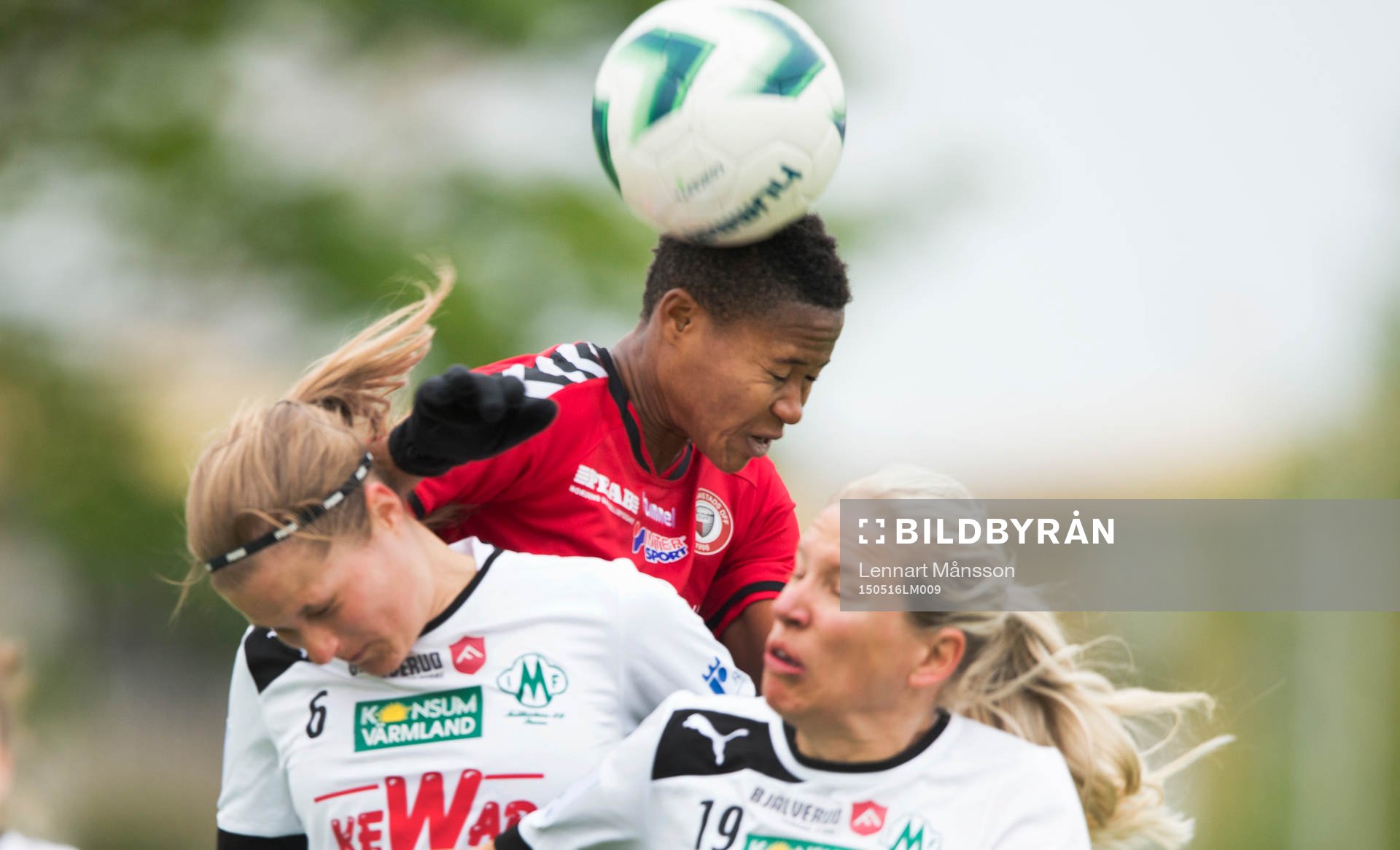Kristianstads Ida Rebecca Guehai når högst i matchen i damallsvenskan mellan Kristianstad och Mallbacken i Kristianstad 16 maj 2015.