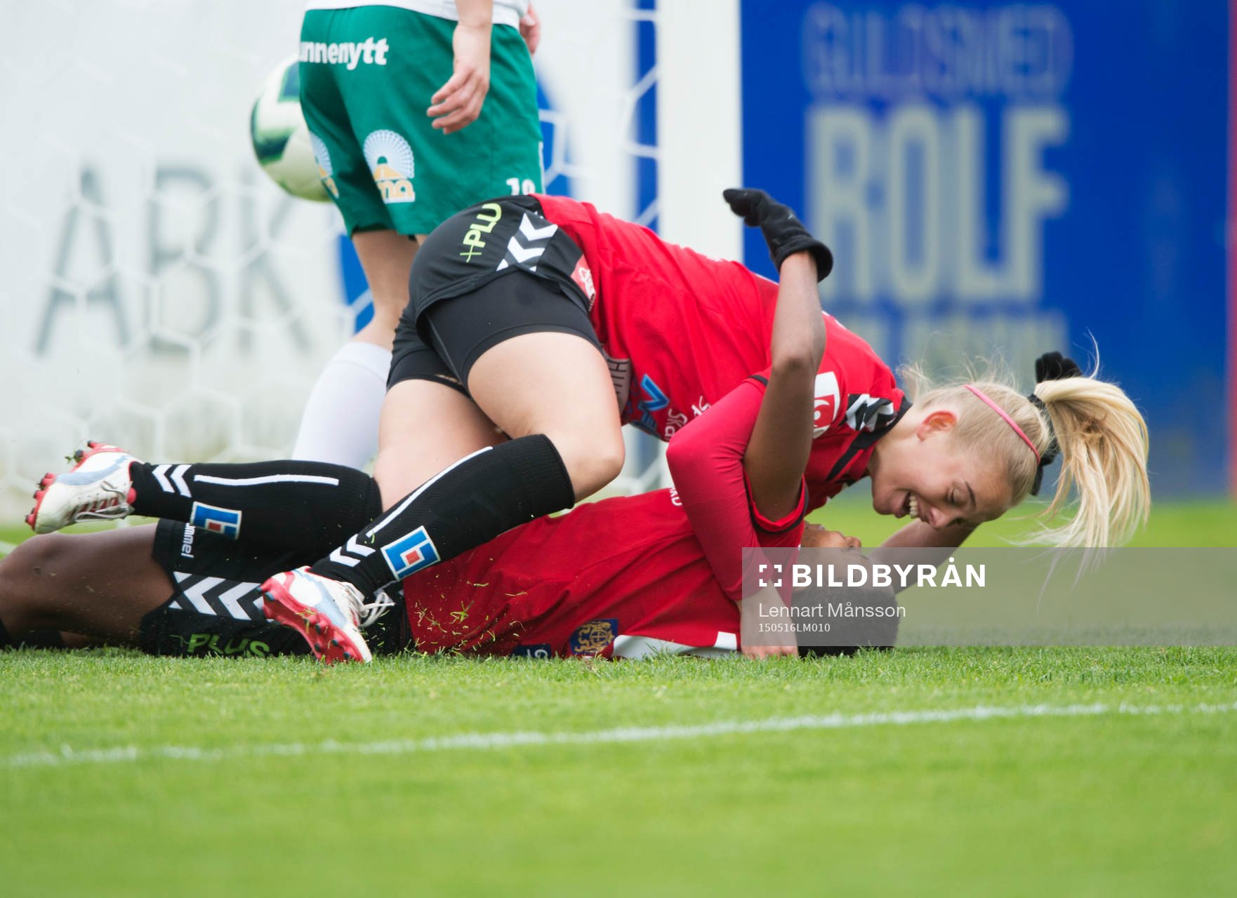 Kristianstads Ida Rebecca Guehai har gjort segermålet 2-1 och grattas av Lisa Karlsson i matchen i damallsvenskan mellan Kristianstad och Mallbacken i Kristianstad 16 maj 2015.
