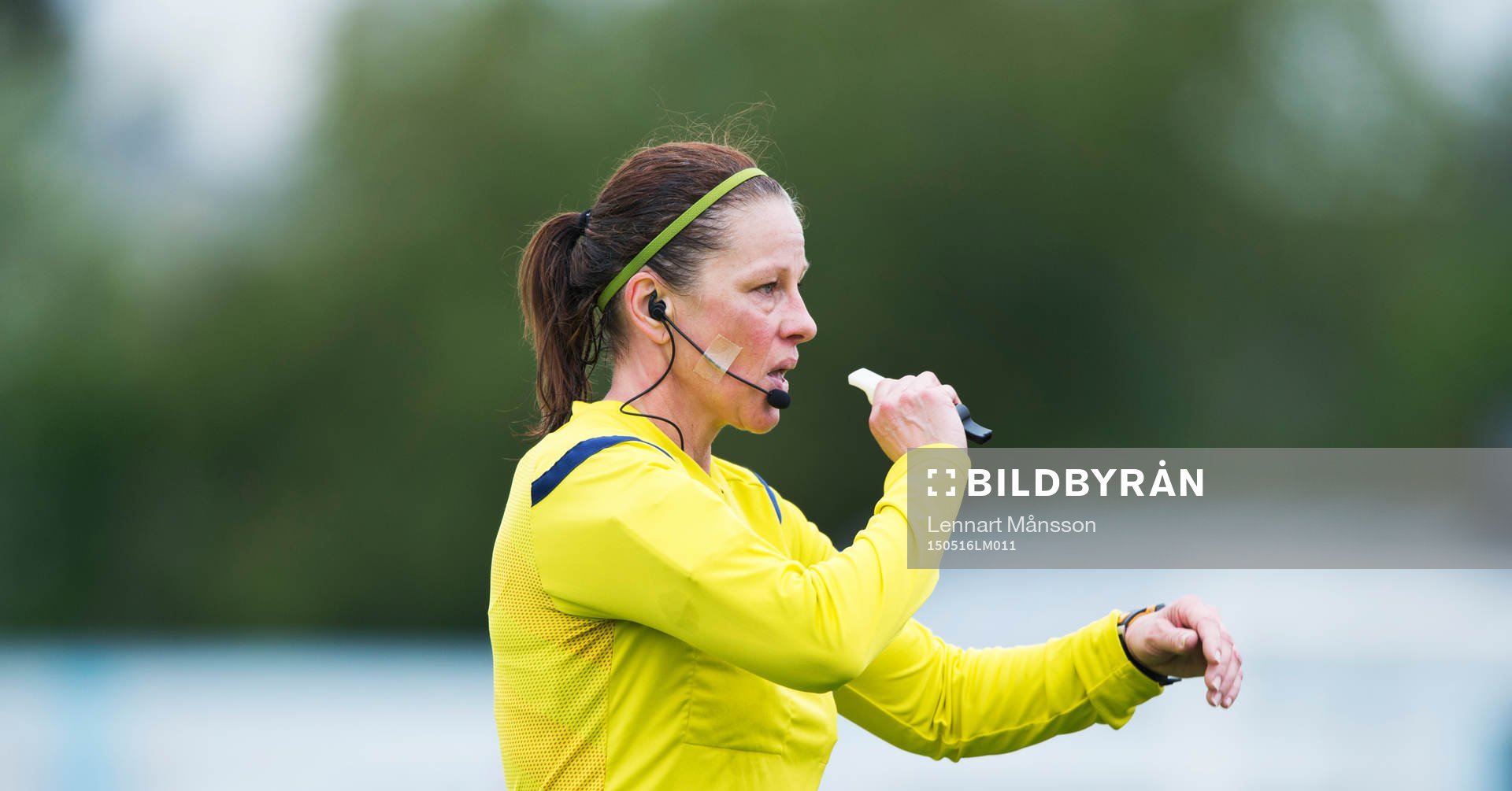 Domare Annika Andric i matchen i damallsvenskan mellan Kristianstad och Mallbacken i Kristianstad 16 maj 2015.
