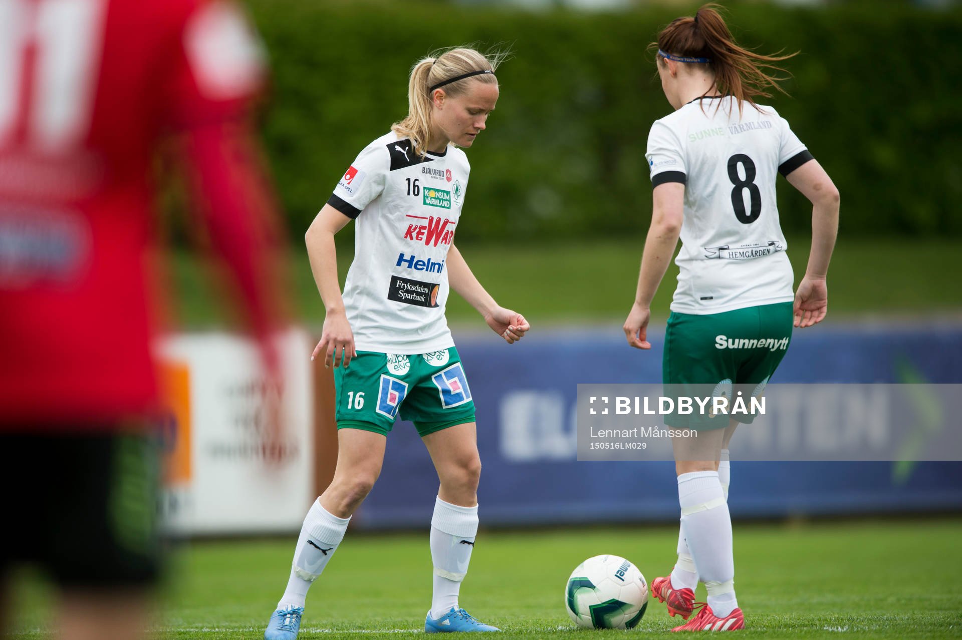 Mallbackens Malin Ahlberg gör avspark till Elin Nyman i