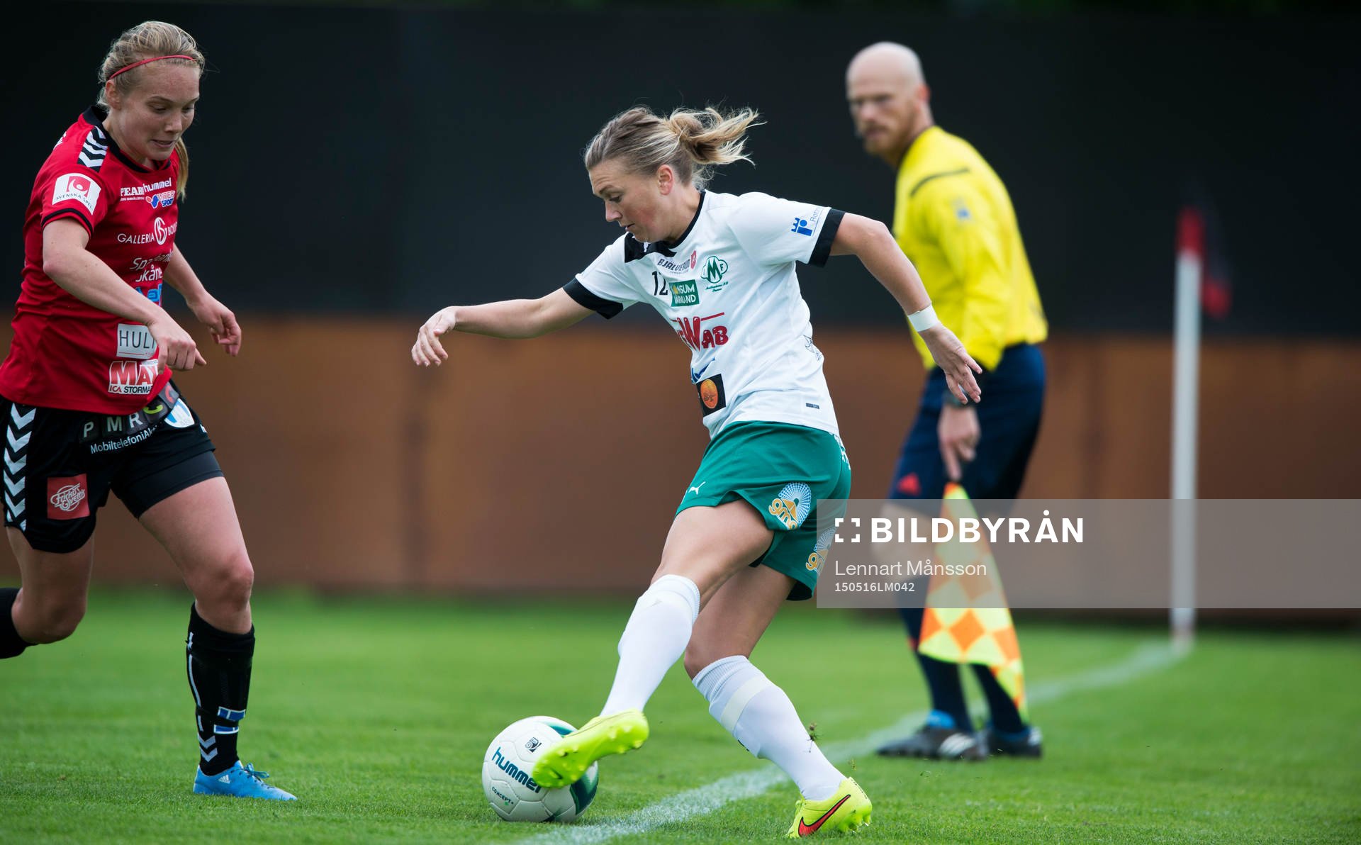 Mallbackens Monica Dolinsky håller bollen innanför