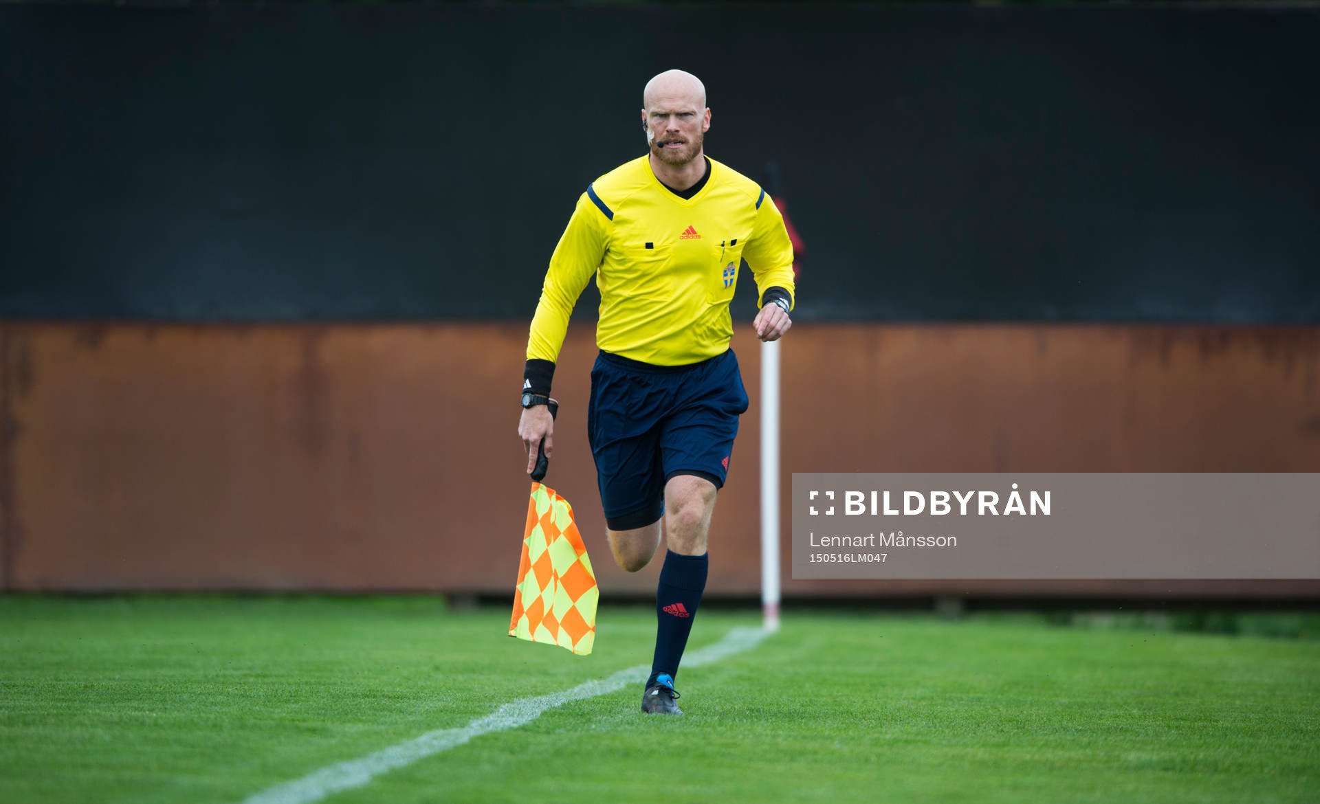 Assisterande domare Per Uppsäll i matchen i damallsvenskan