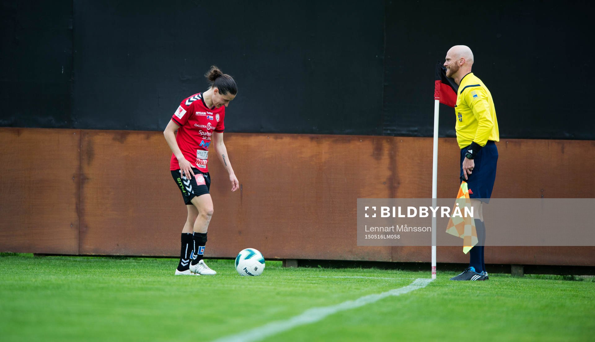 Kristianstads Johanna Rasmussen skall lägga hörna i samförstånd med assisterande domare Per Uppsäll i matchen i damallsvenskan mellan Kristianstad och Mallbacken i Kristianstad 16 maj 2015.

