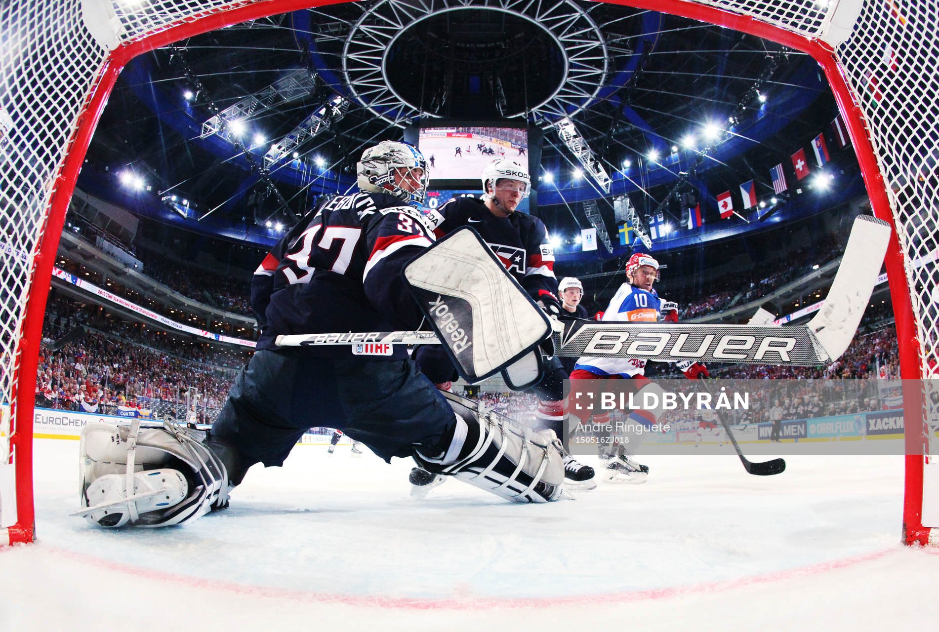 s målvakt Connor Hellebuyck och Torey Krug och Rysslands