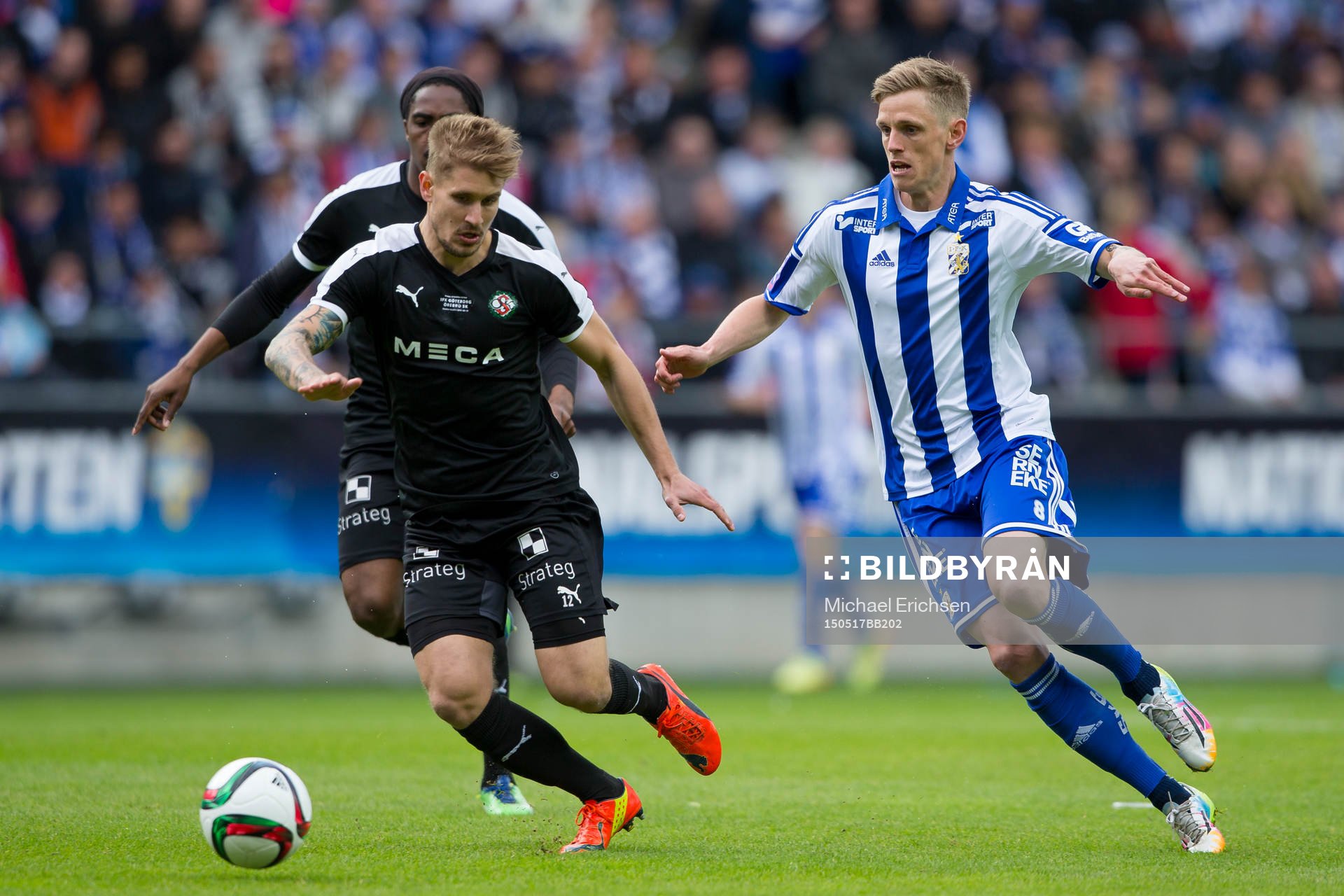 Örebros Daniel Björnqvist i kamp om bollen med IFK