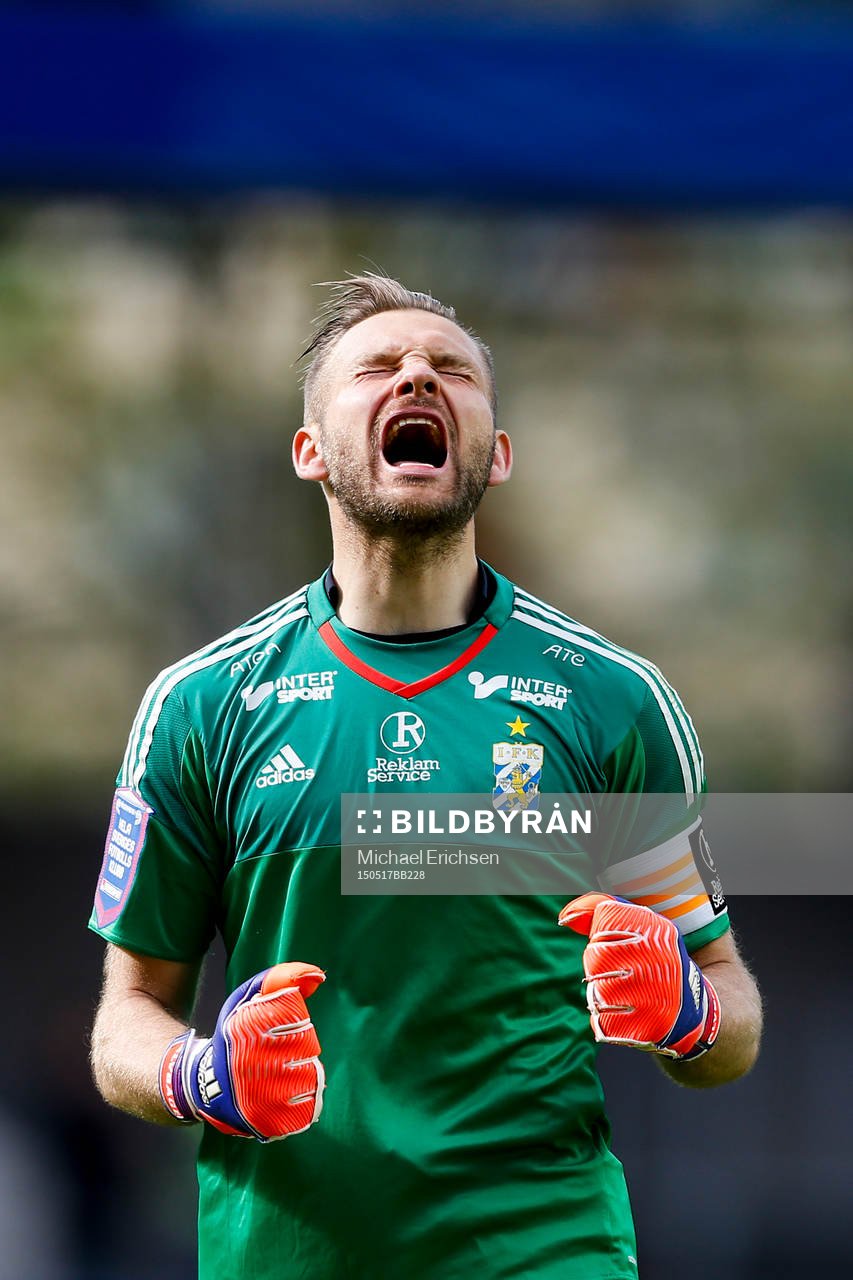 IFK Göteborgs målvakt John Alvbåge jublar