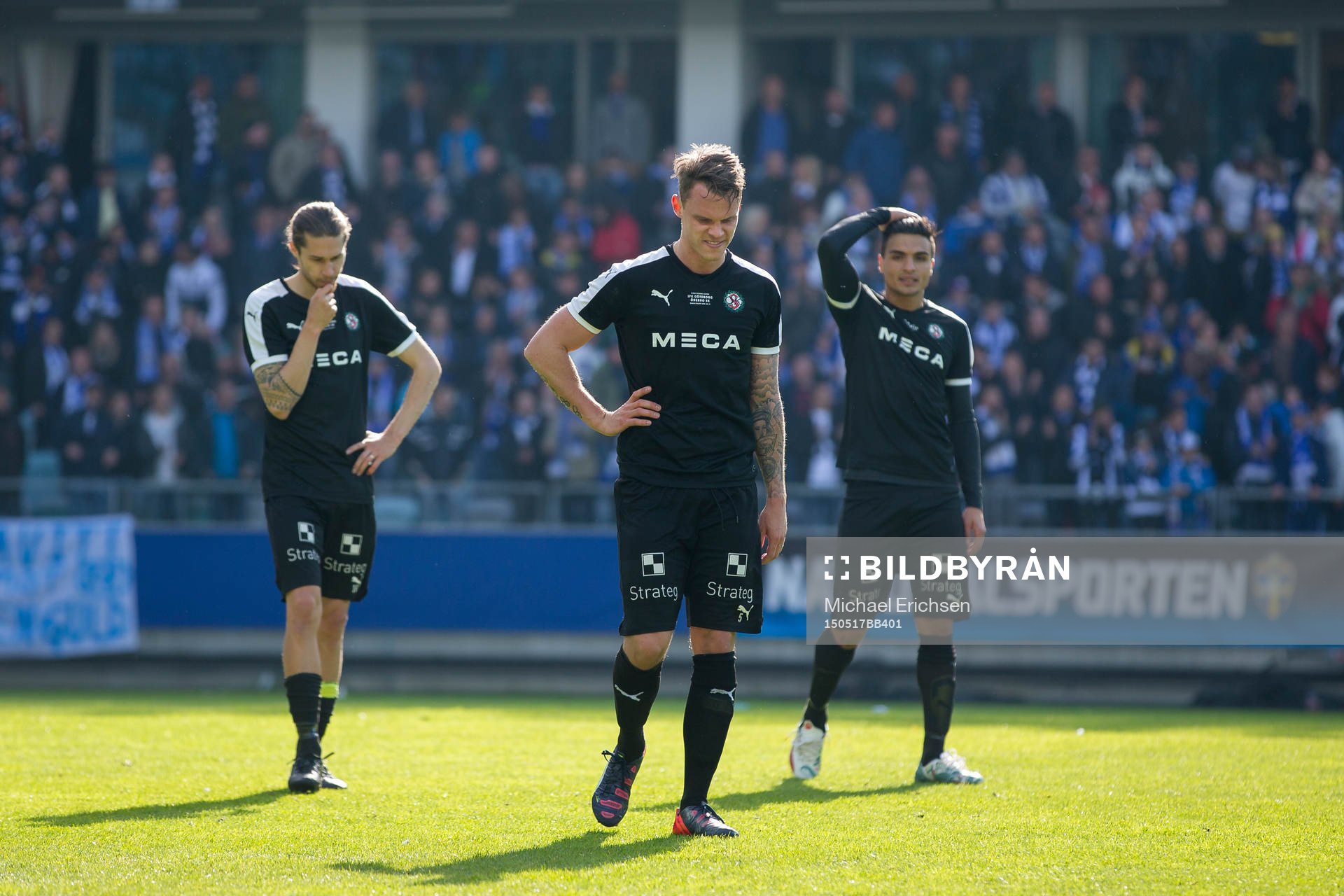 Örebros Erik Moberg deppar, bakom Daniel Nordmark och