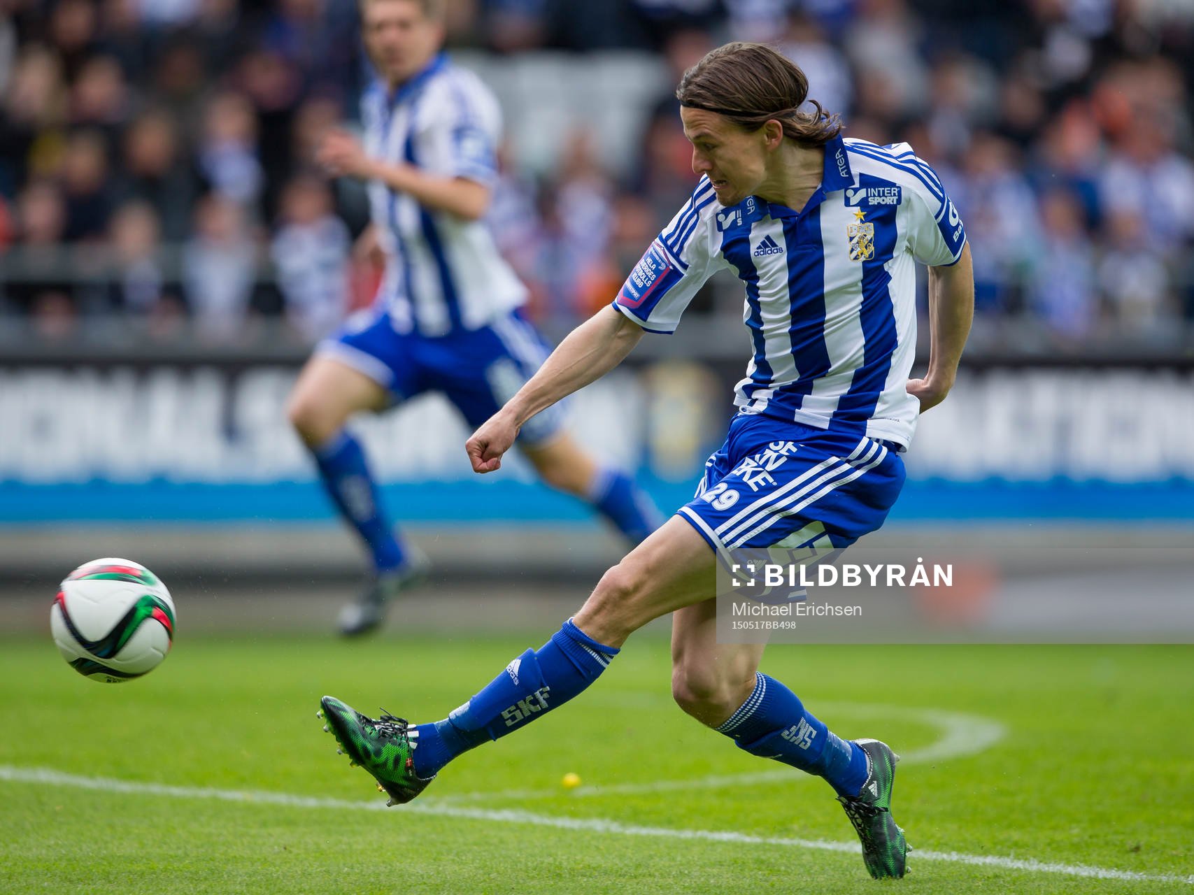 IFK Göteborgs Lasse Vibe skjuter ett skott