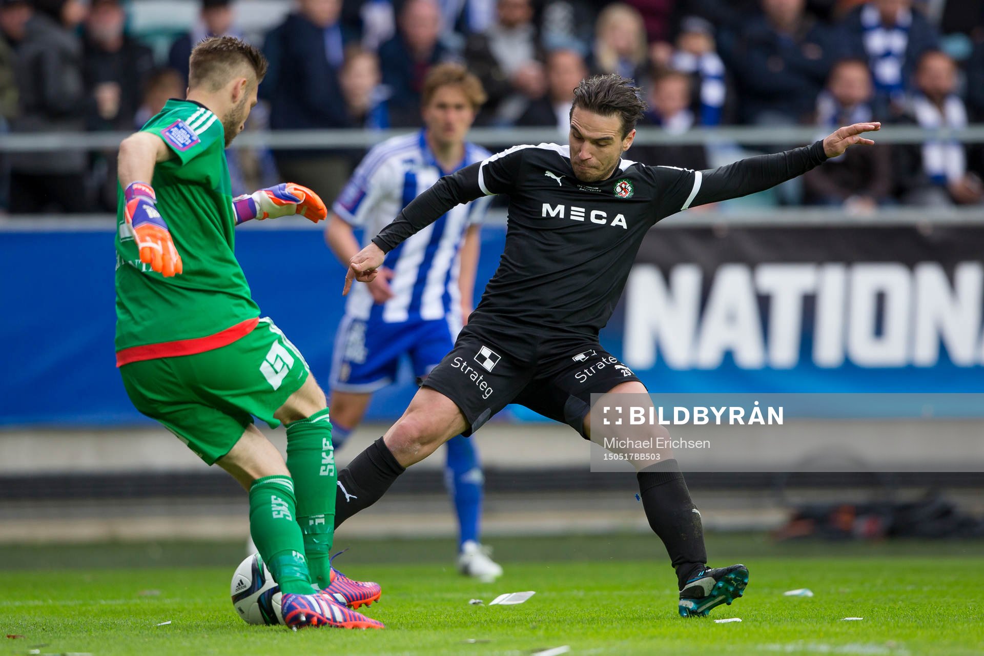 IFK Göteborgs målvakt John Alvbåge blir av med bollen