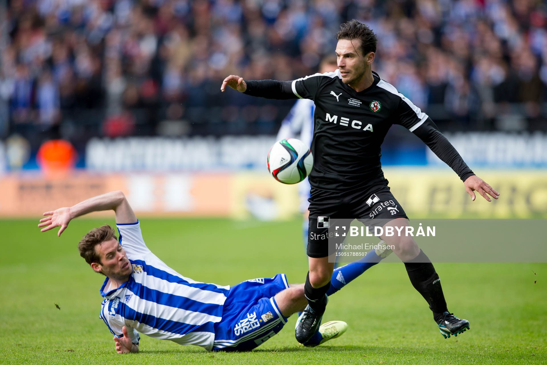 Örebros Nordin Gerzic tar sig förbi IFK Göteborgs Emil
