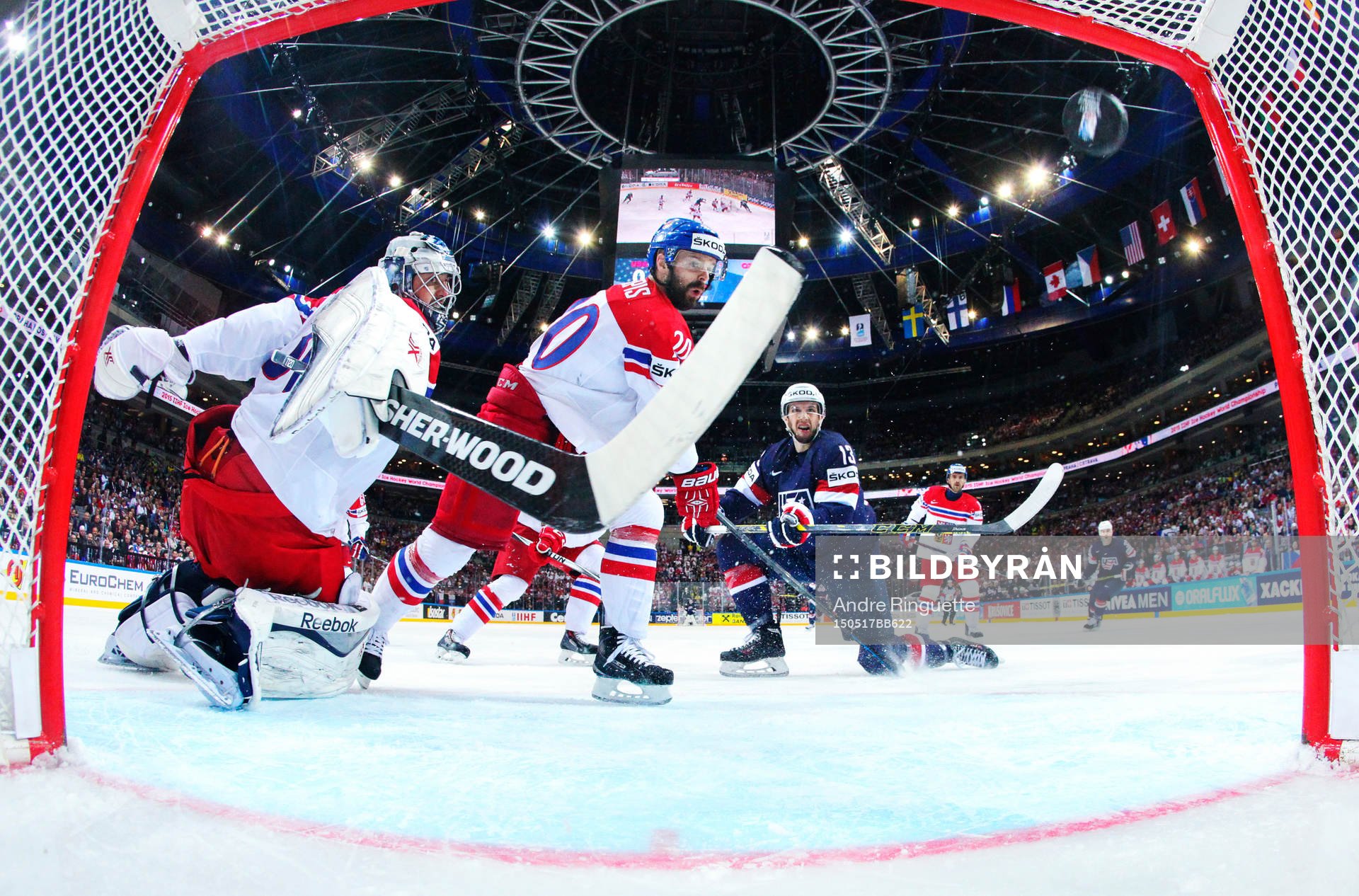 s Nick Bonino (t h) skjuter in 1-0 bakom Tjeckiens målvakt