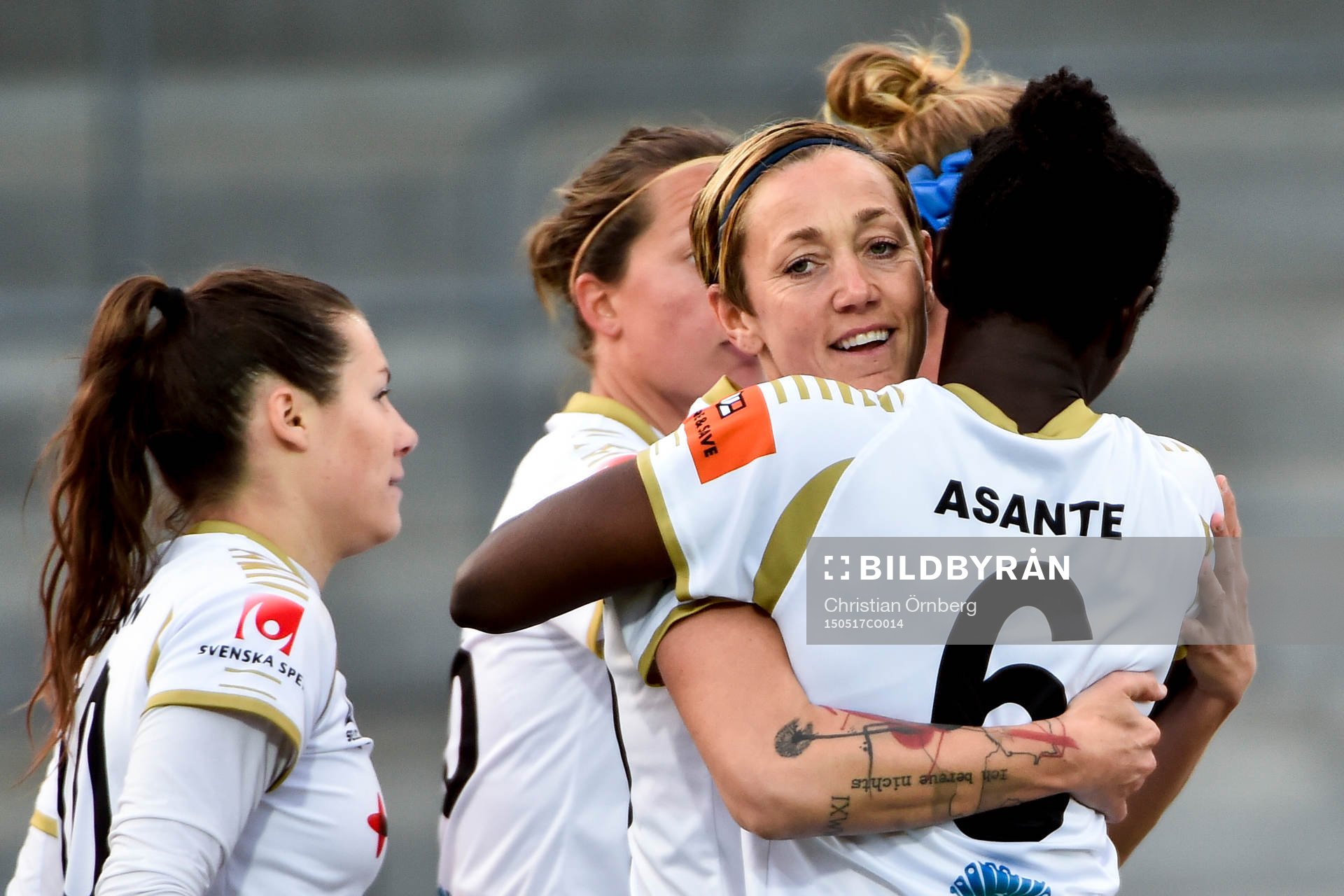 Rosengårds Therese Sjögran kramas om av Anita Asante