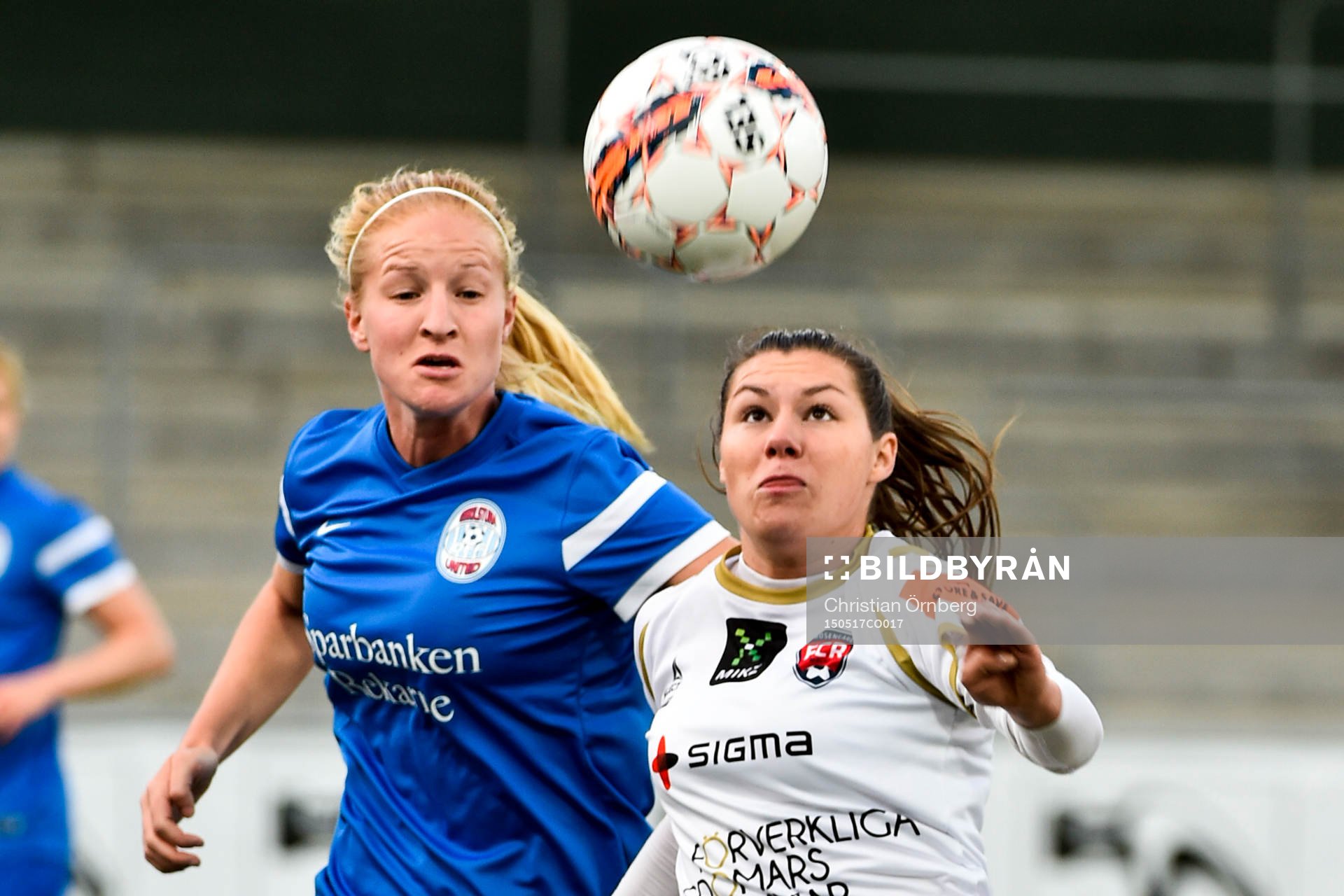 Rosengårds Ramona Bachmann och Eskilstunas Elin Wahlström under fotbollsmatchen i Damallsvenskan mellan Rosengård och Eskilstuna den 17 maj 2015 i Malmö.