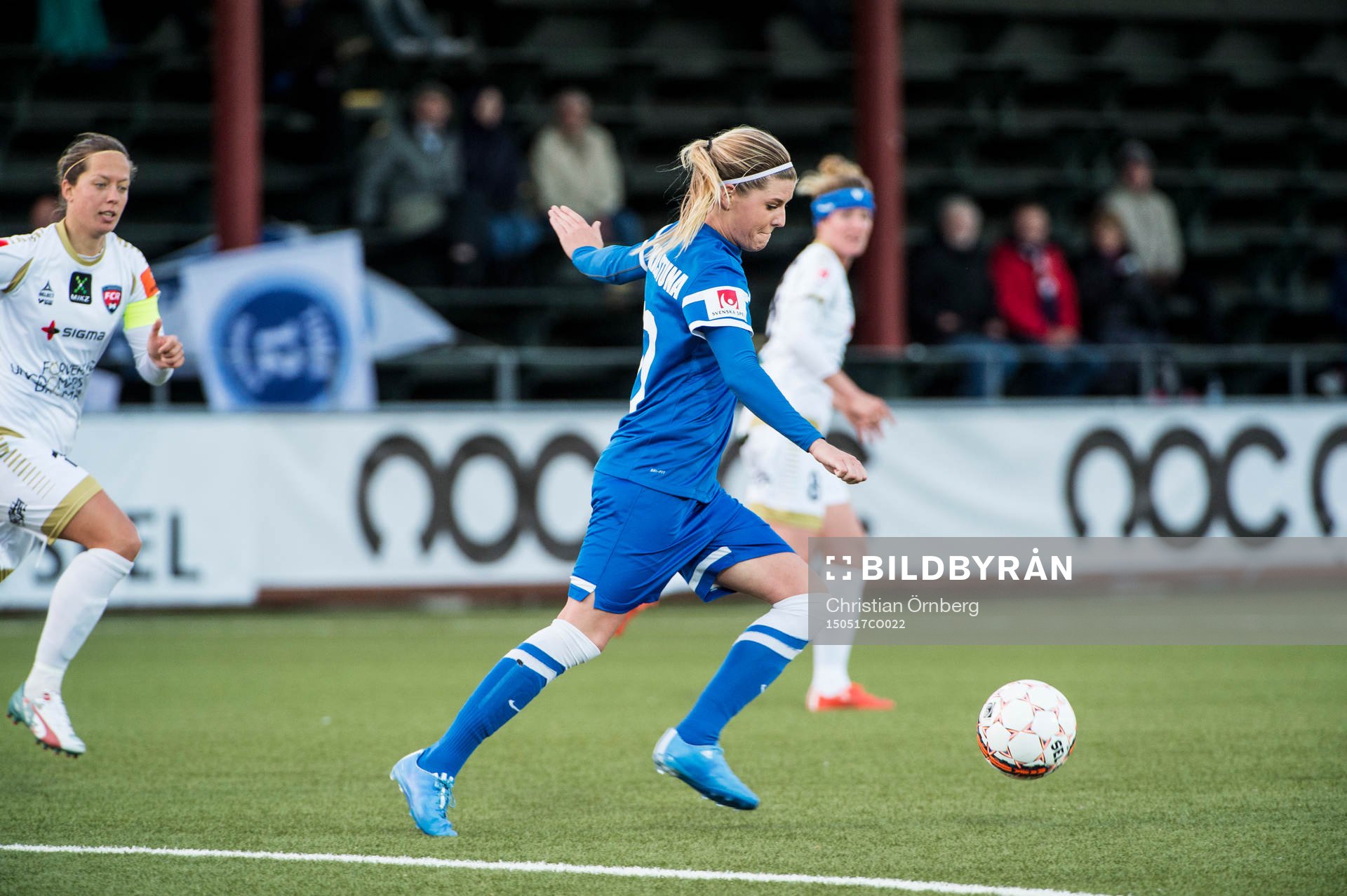 Eskilstunas Olivia Schough med bollen